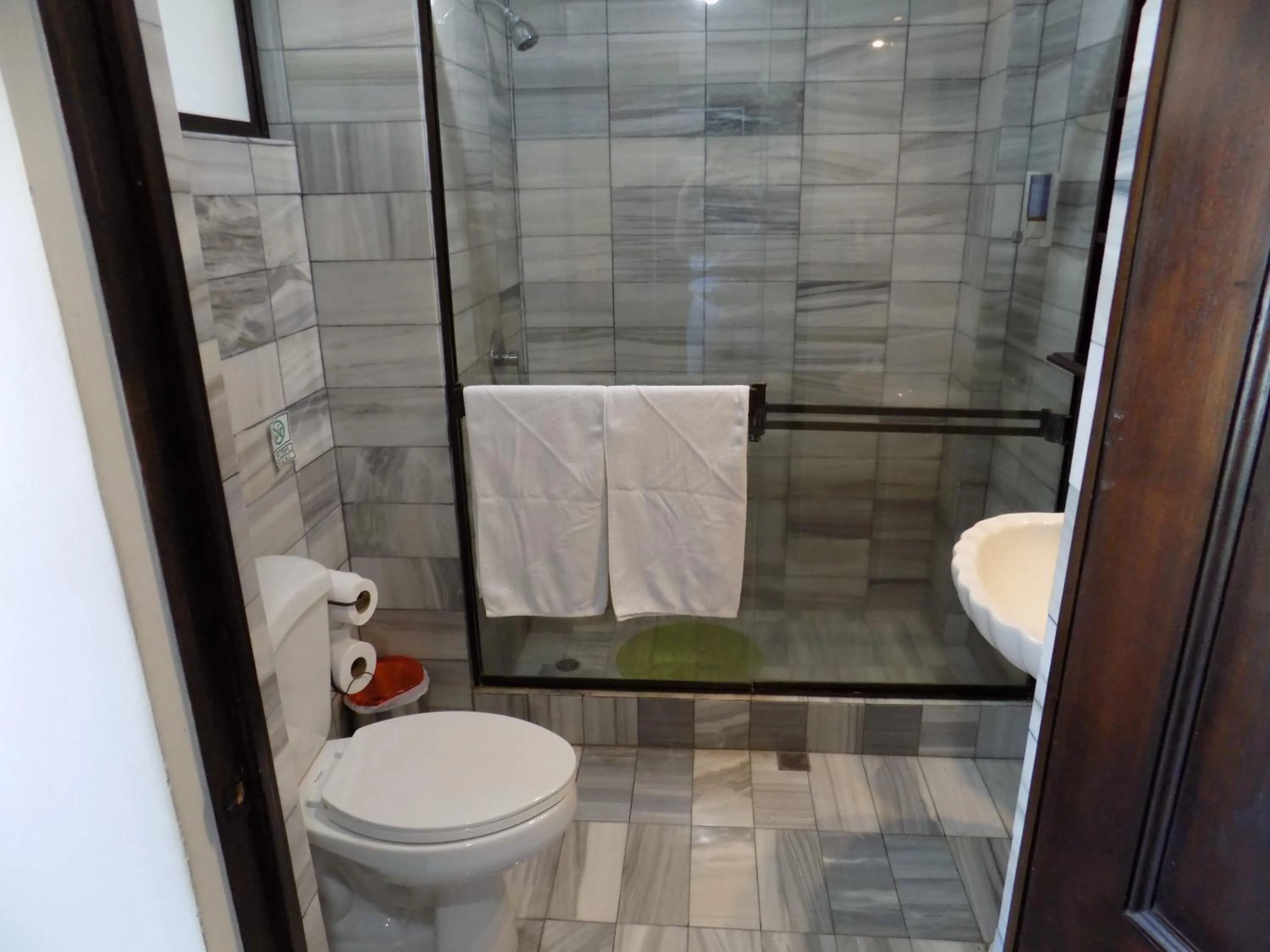 Shower in Hotel Plaza Real Suites & Apartments San Jose