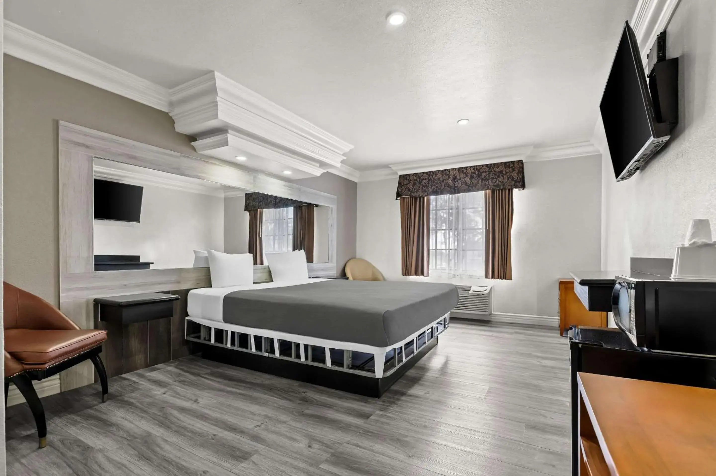 Bedroom, Bed in Rodeway Inn Santa Ana - Garden Grove Bedroom, Bed in Rodeway Inn Santa Ana - Garden Grove