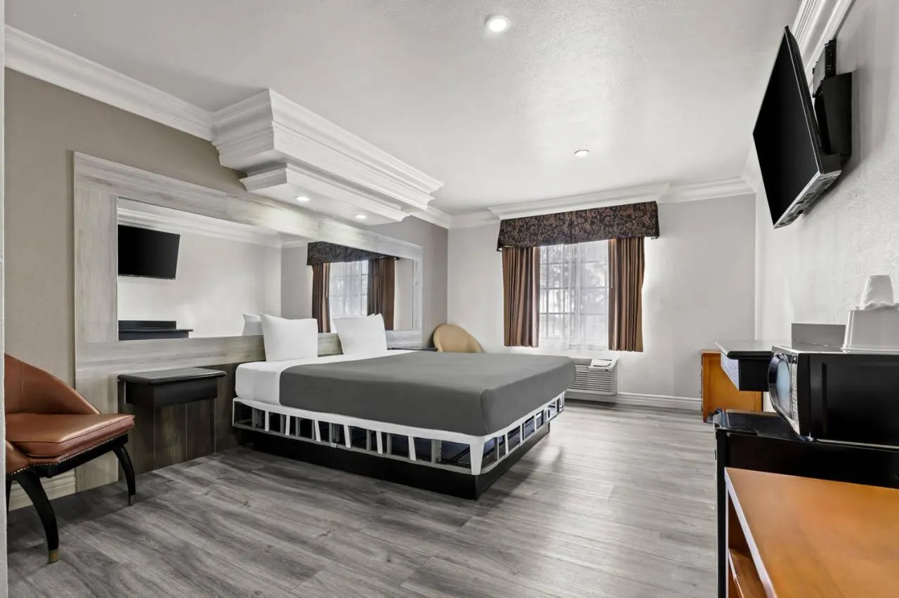 Bed in Rodeway Inn Santa Ana - Garden Grove