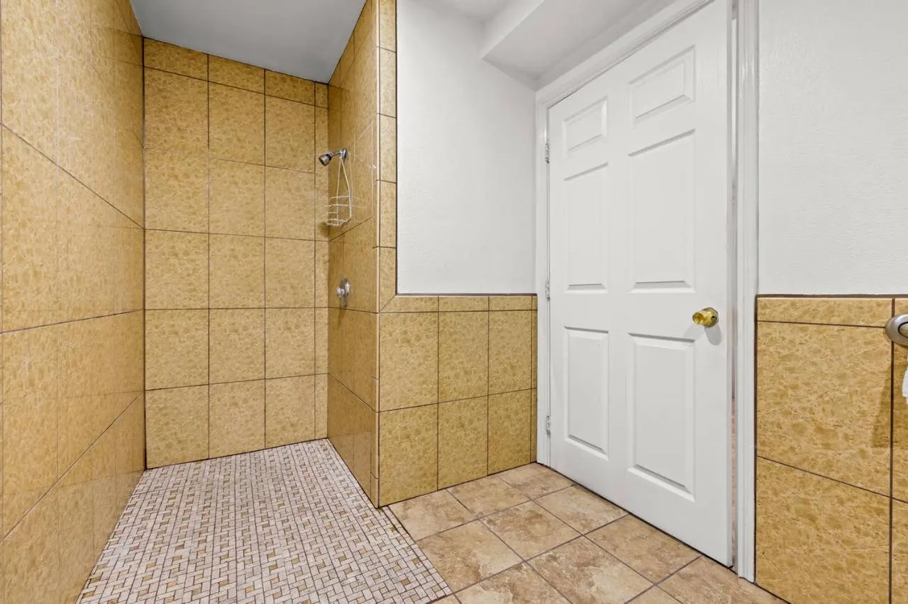 Shower in Rodeway Inn Santa Ana - Garden Grove