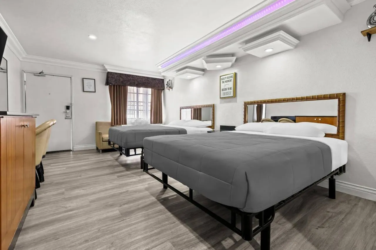 Bed in Rodeway Inn Santa Ana - Garden Grove