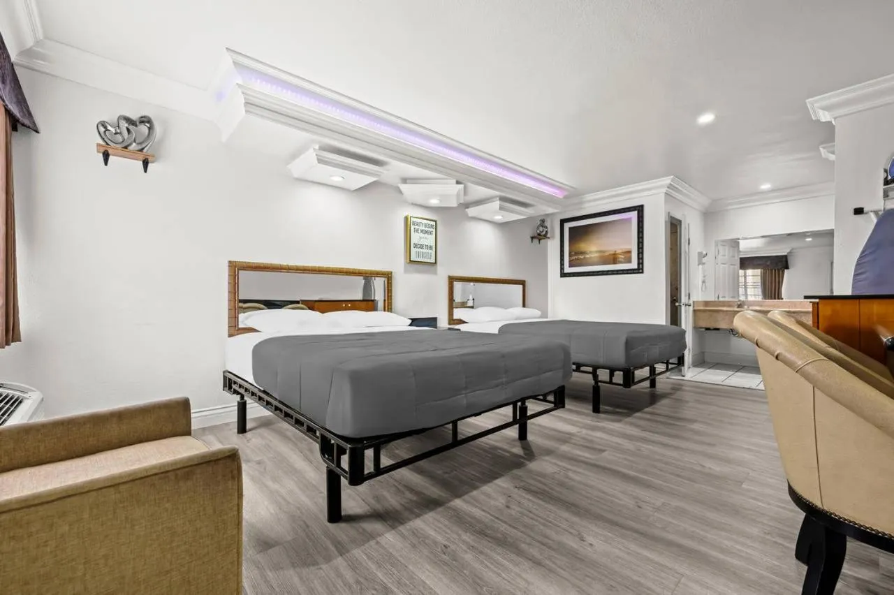 Bed in Rodeway Inn Santa Ana - Garden Grove