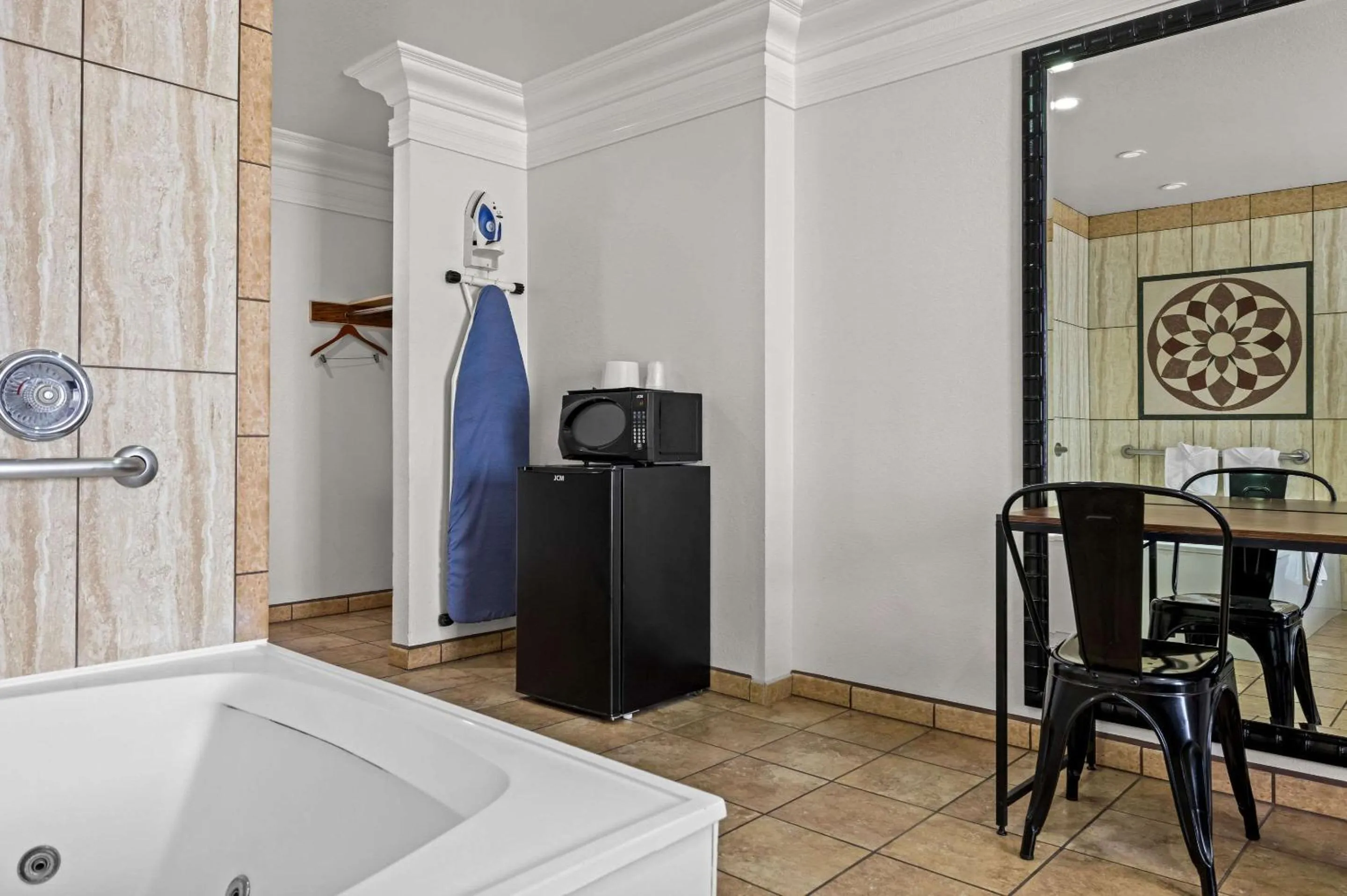 Bedroom in Rodeway Inn Santa Ana - Garden Grove