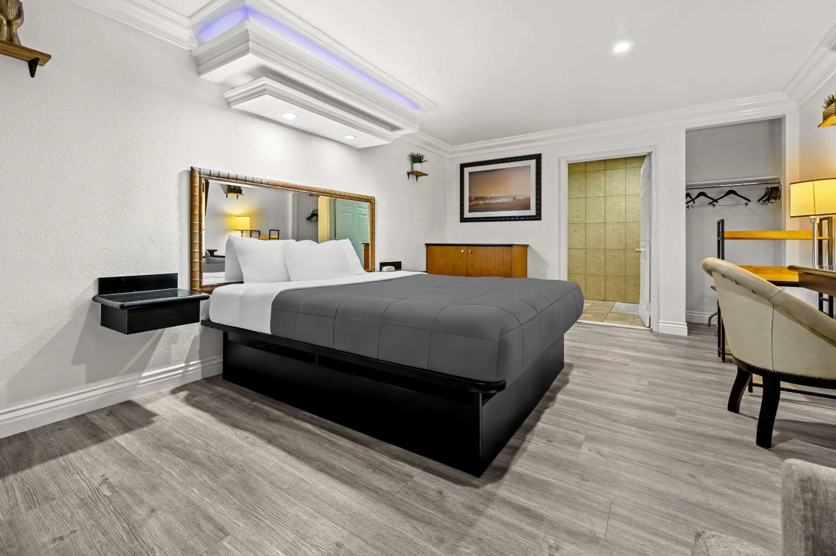 Bedroom, Bed in Rodeway Inn Santa Ana - Garden Grove