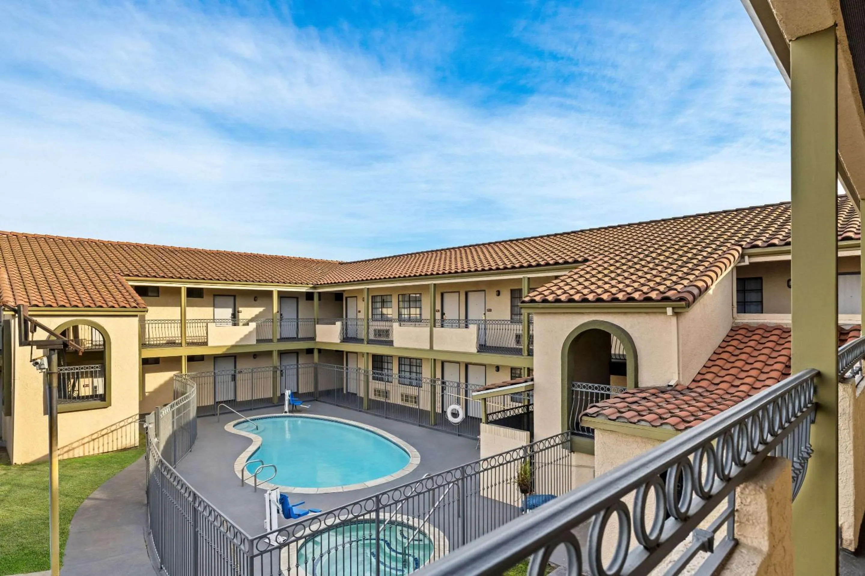 Swimming pool in Rodeway Inn Santa Ana - Garden Grove