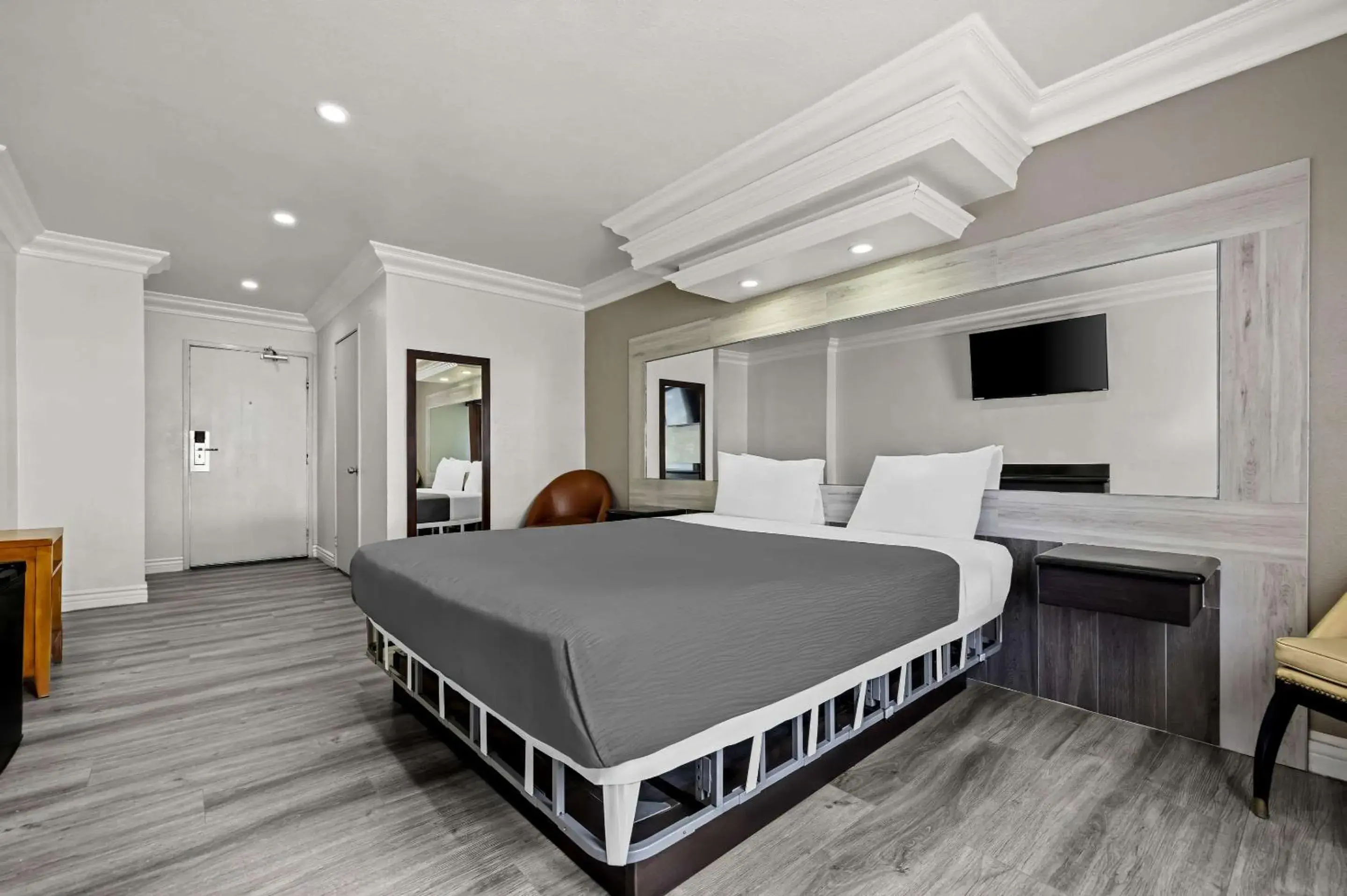 Bedroom, Bed in Rodeway Inn Santa Ana - Garden Grove Bedroom, Bed in Rodeway Inn Santa Ana - Garden Grove