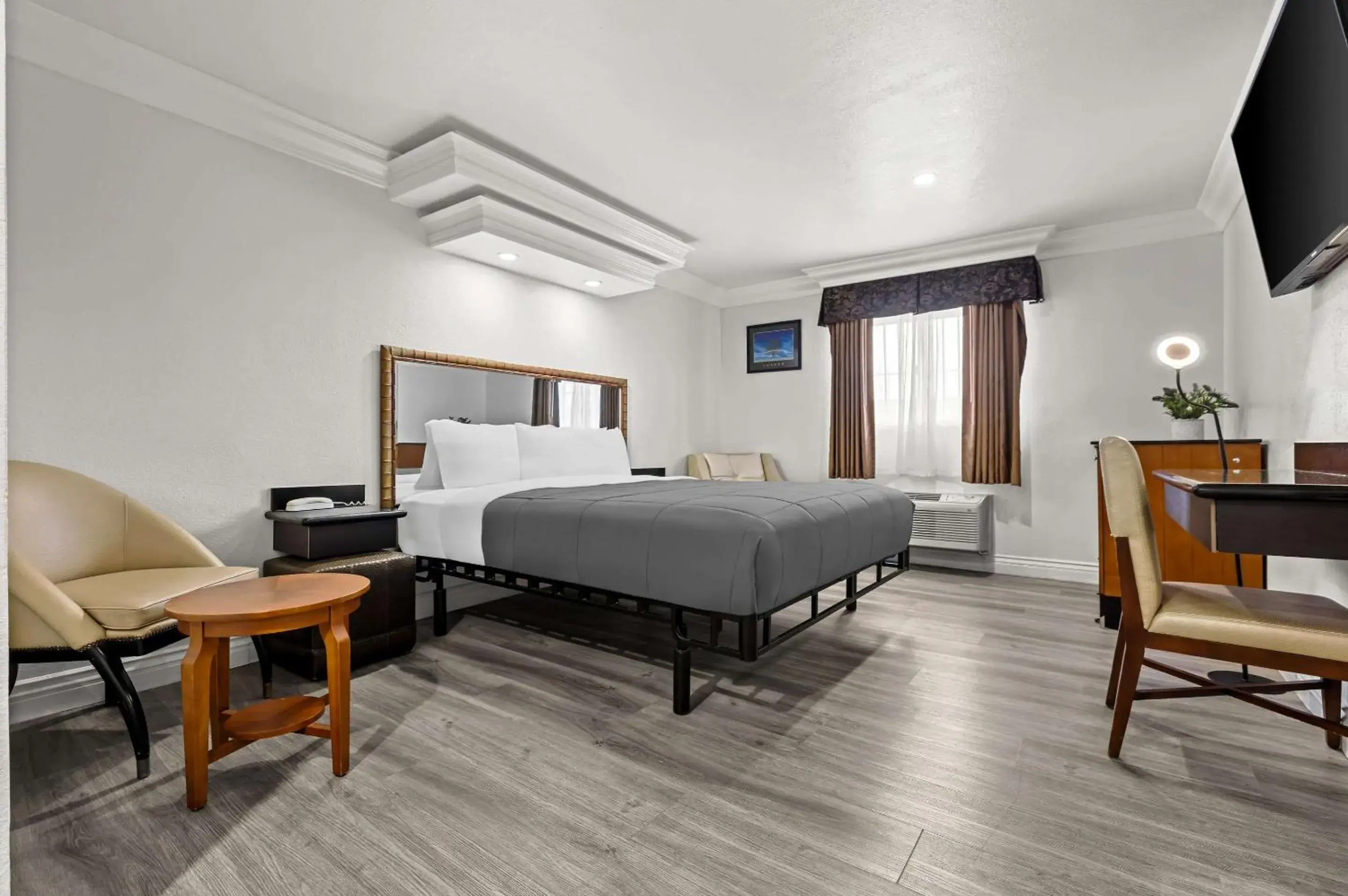 Bedroom, Bed in Rodeway Inn Santa Ana - Garden Grove Bedroom, Bed in Rodeway Inn Santa Ana - Garden Grove