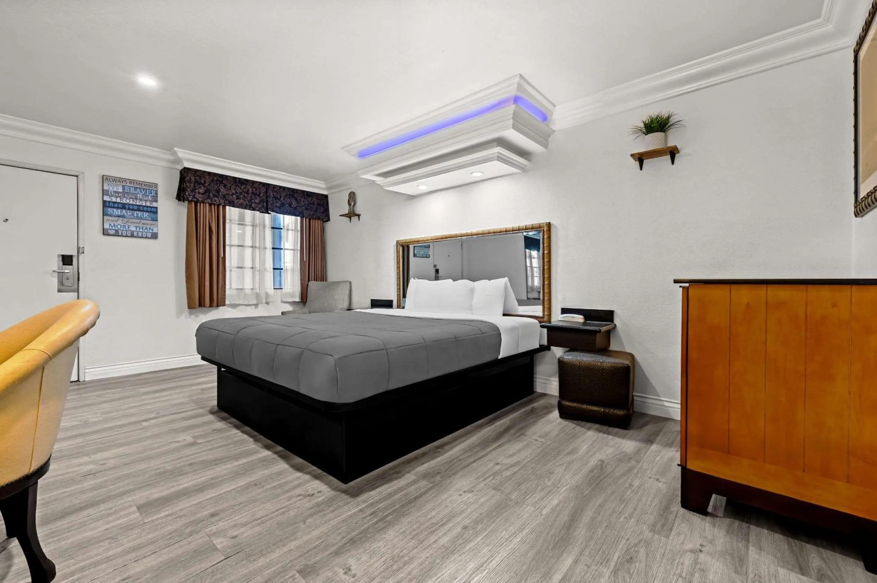 Bedroom, Bed in Rodeway Inn Santa Ana - Garden Grove