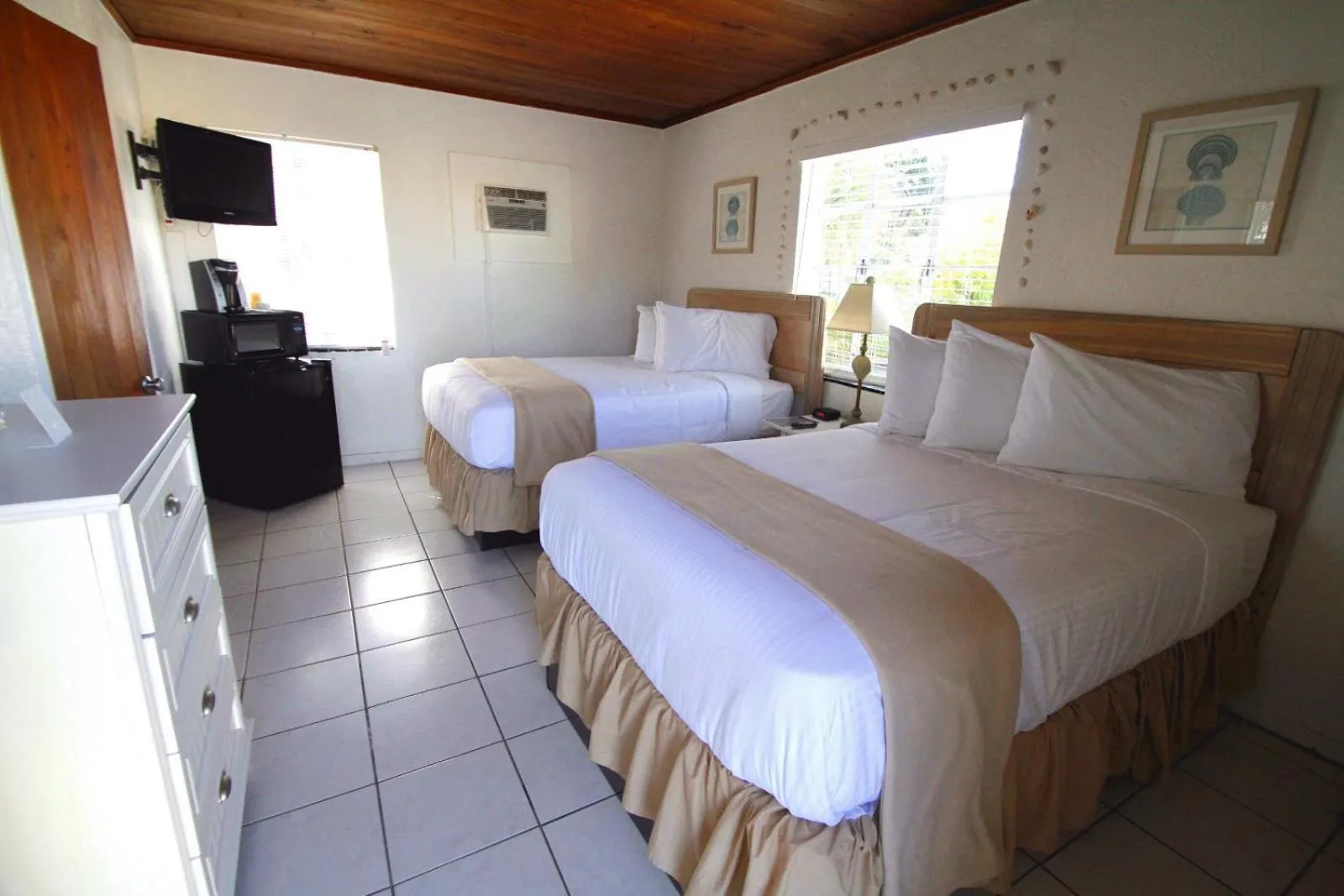 Day, Bed in Island Breeze Inn - Venice