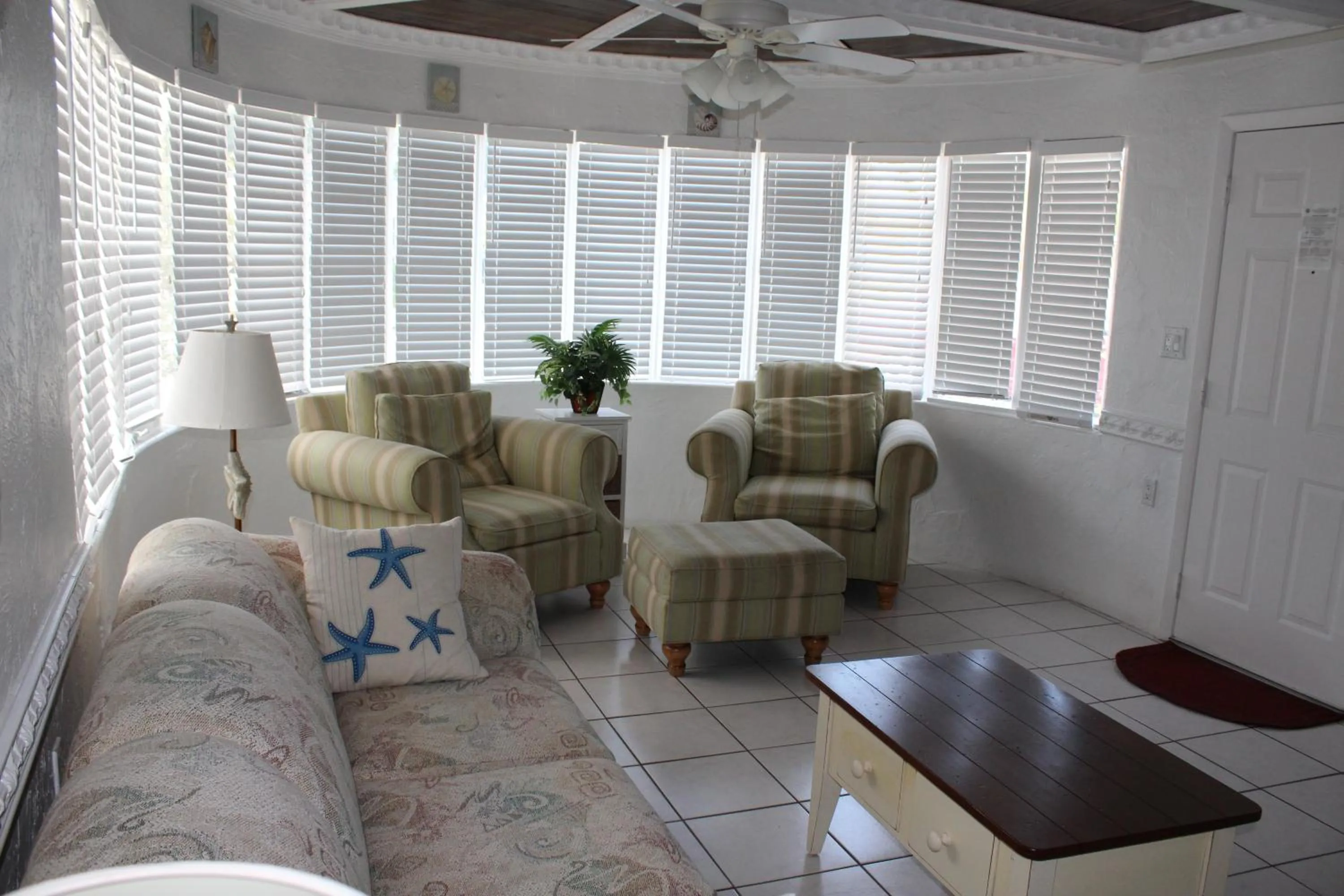Living room in Island Breeze Inn - Venice