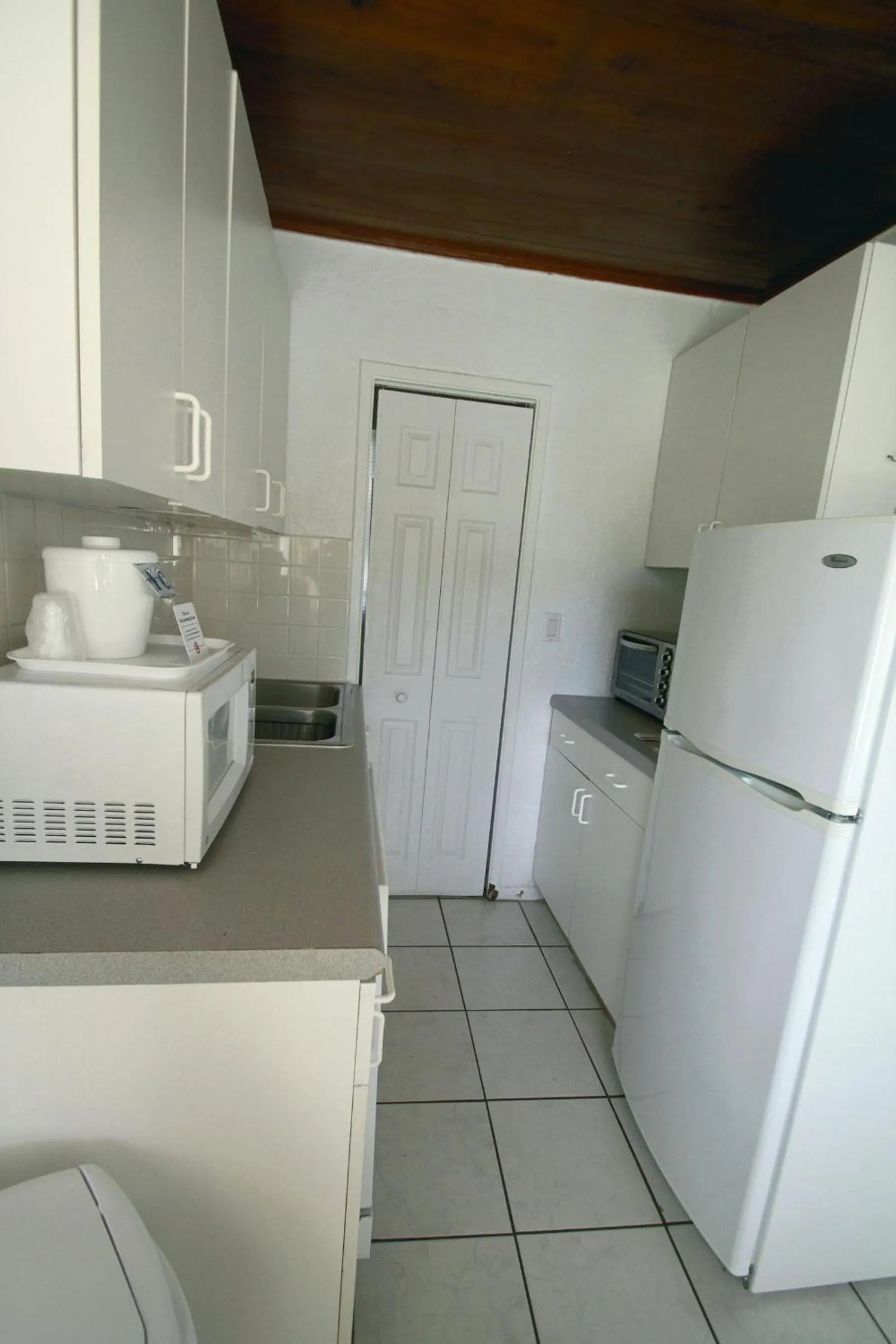Kitchen or kitchenette in Island Breeze Inn - Venice
