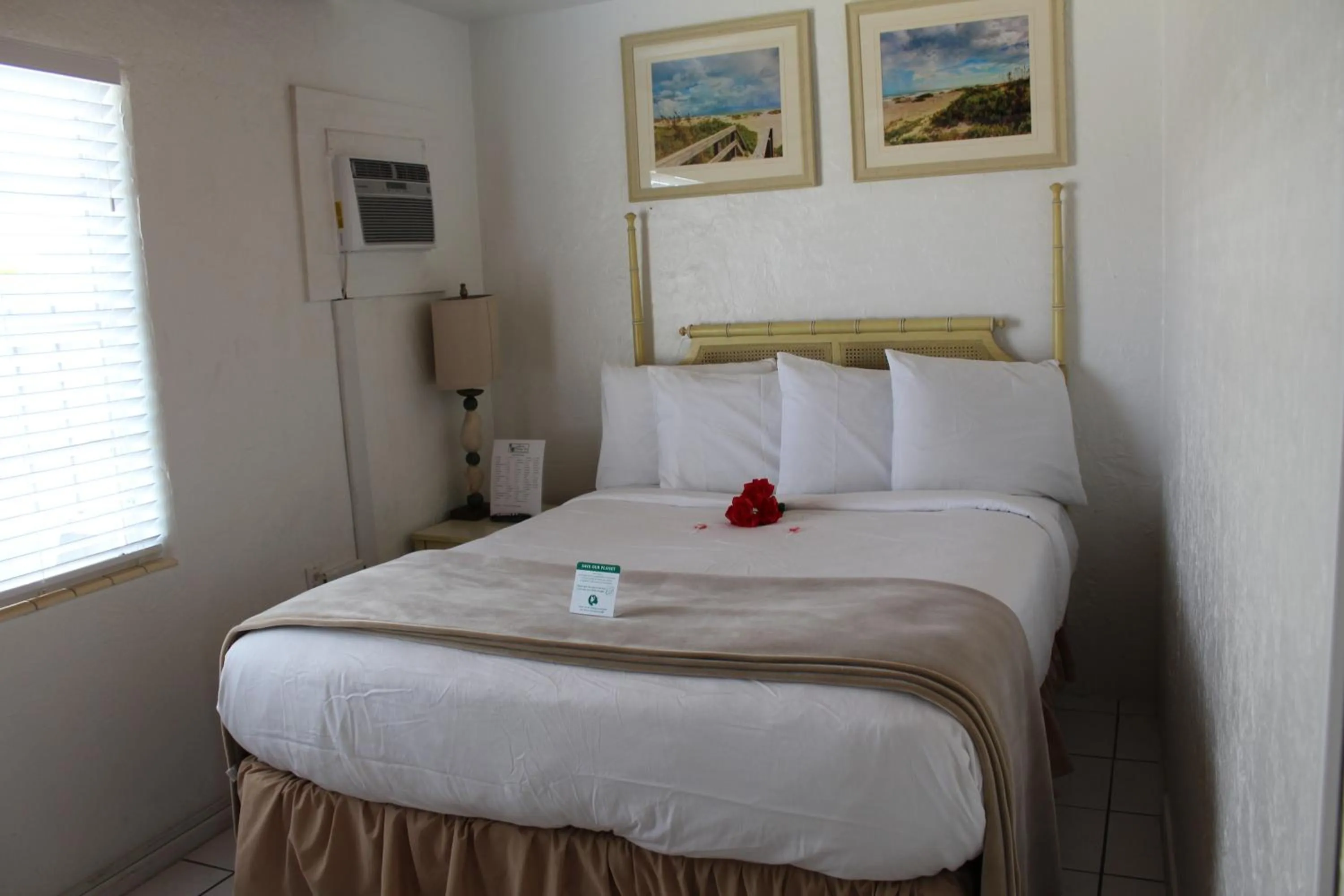 Photo of the whole room, Bed in Island Breeze Inn - Venice