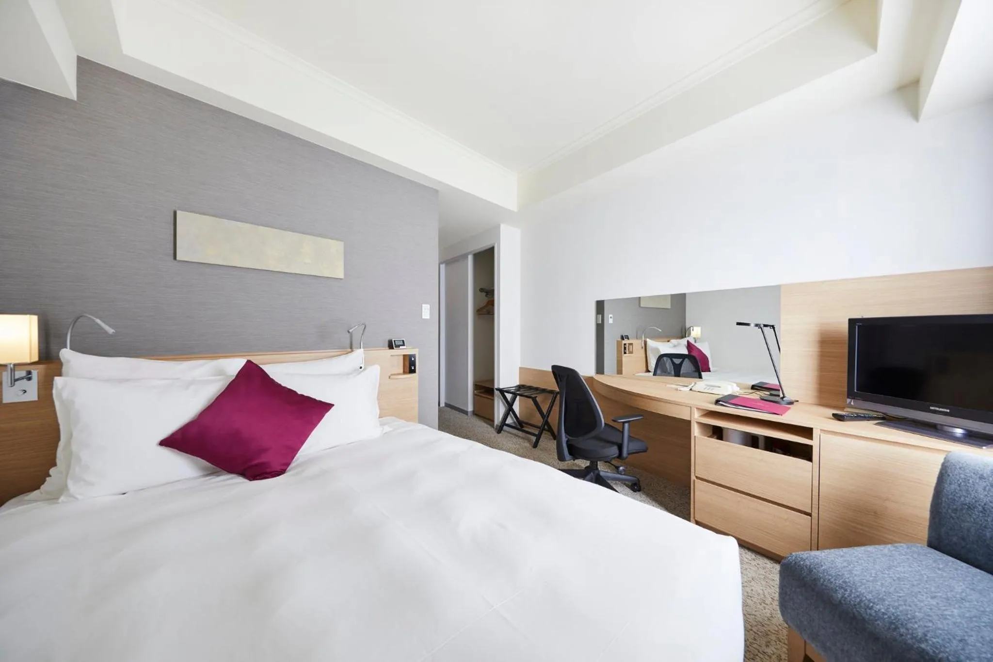 Photo of the whole room, Bed in ANA Crowne Plaza Kanazawa by IHG