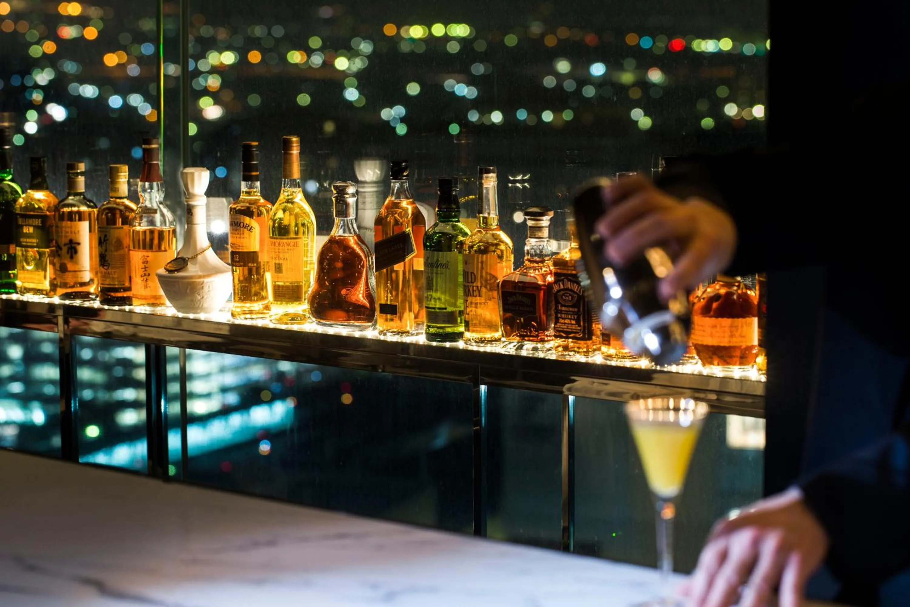 Lounge or bar in ANA Crowne Plaza Kanazawa by IHG