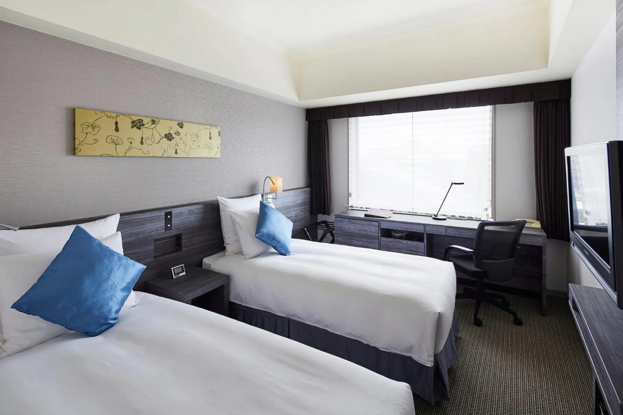 Photo of the whole room, Bed in ANA Crowne Plaza Kanazawa by IHG