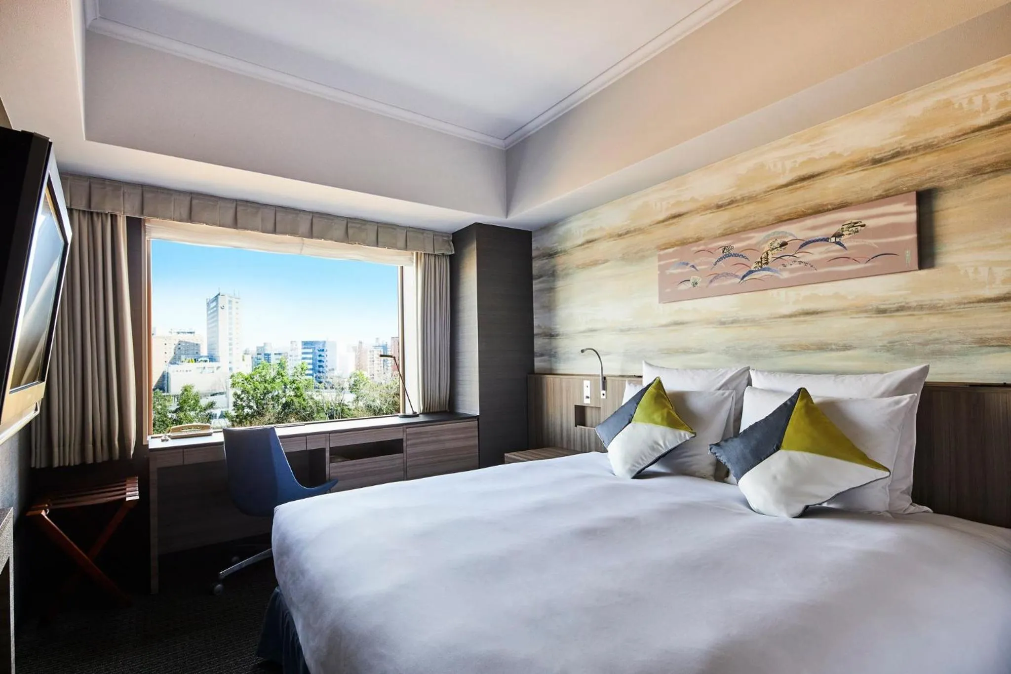 Photo of the whole room, Bed in ANA Crowne Plaza Kanazawa by IHG