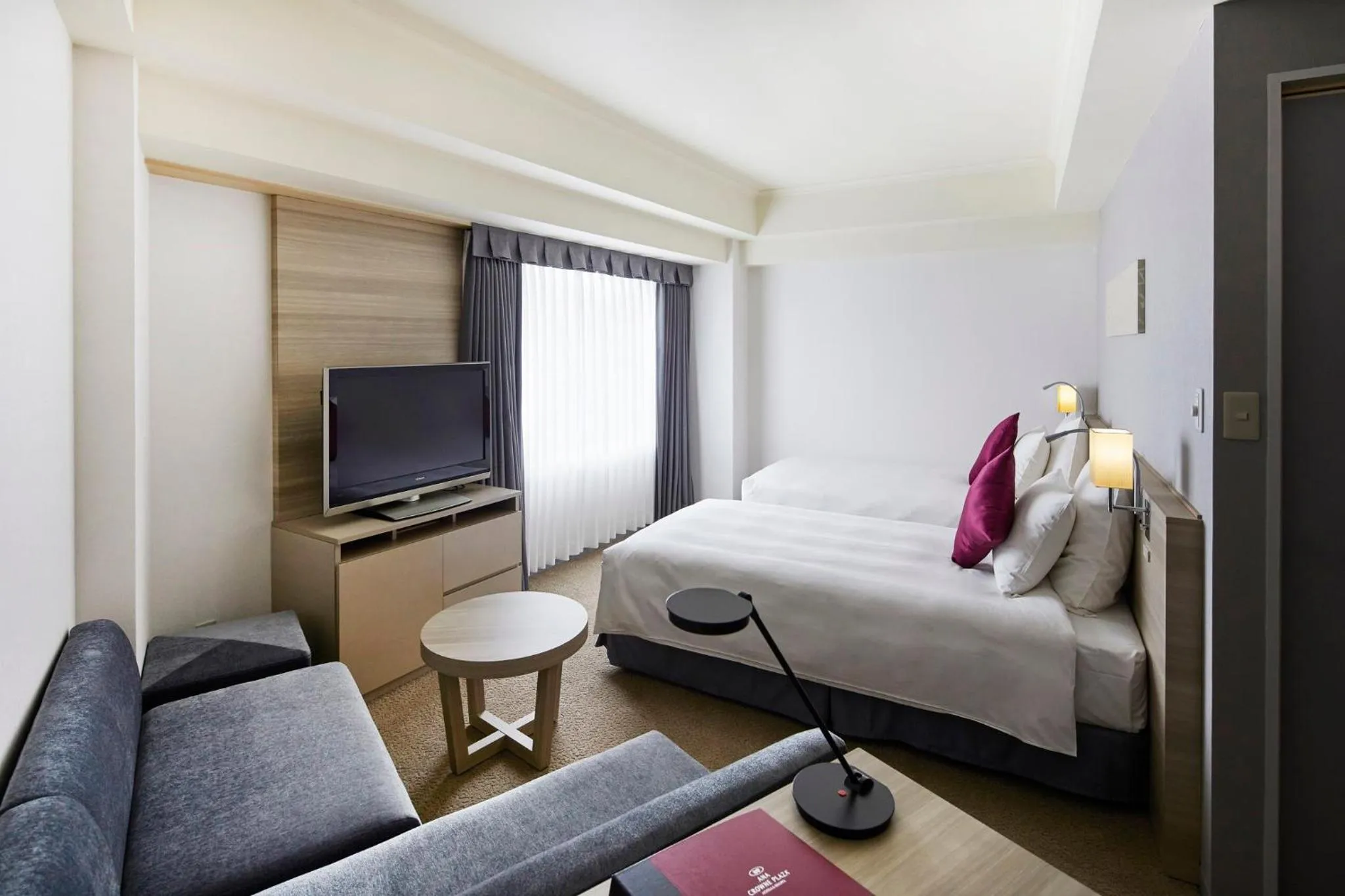 Photo of the whole room, Bed in ANA Crowne Plaza Kanazawa by IHG