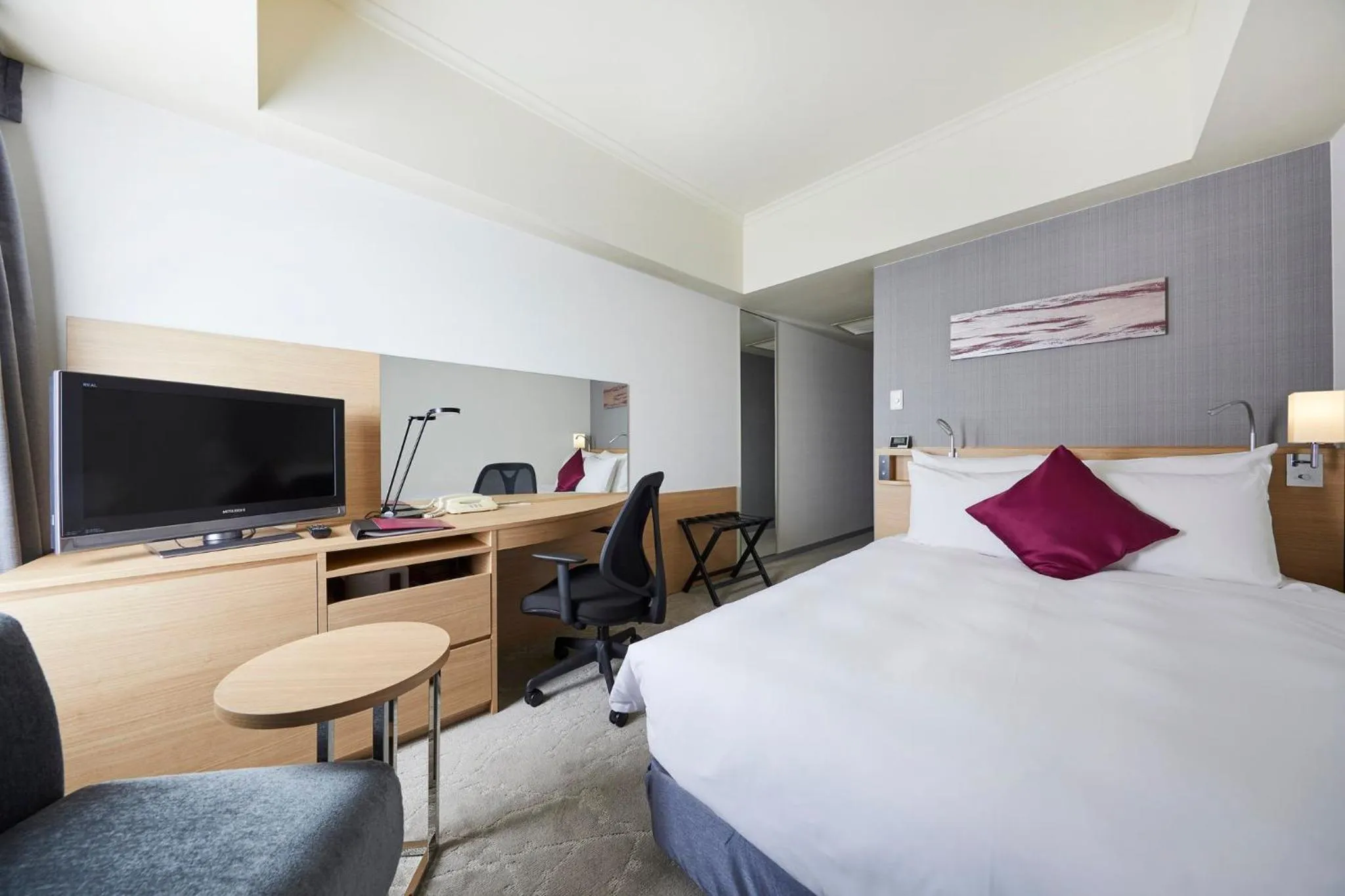 Photo of the whole room, Bed in ANA Crowne Plaza Kanazawa by IHG