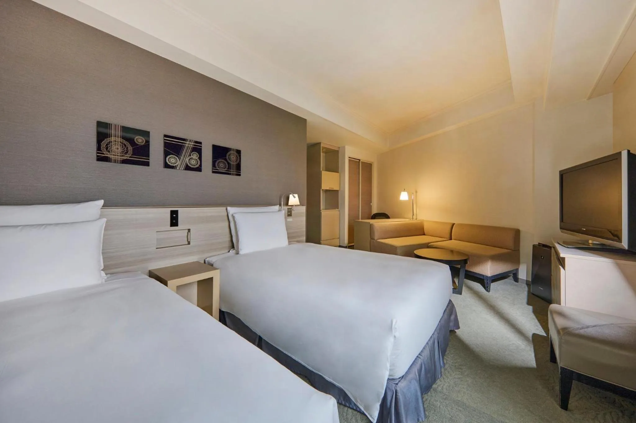 Photo of the whole room, Bed in ANA Crowne Plaza Kanazawa by IHG