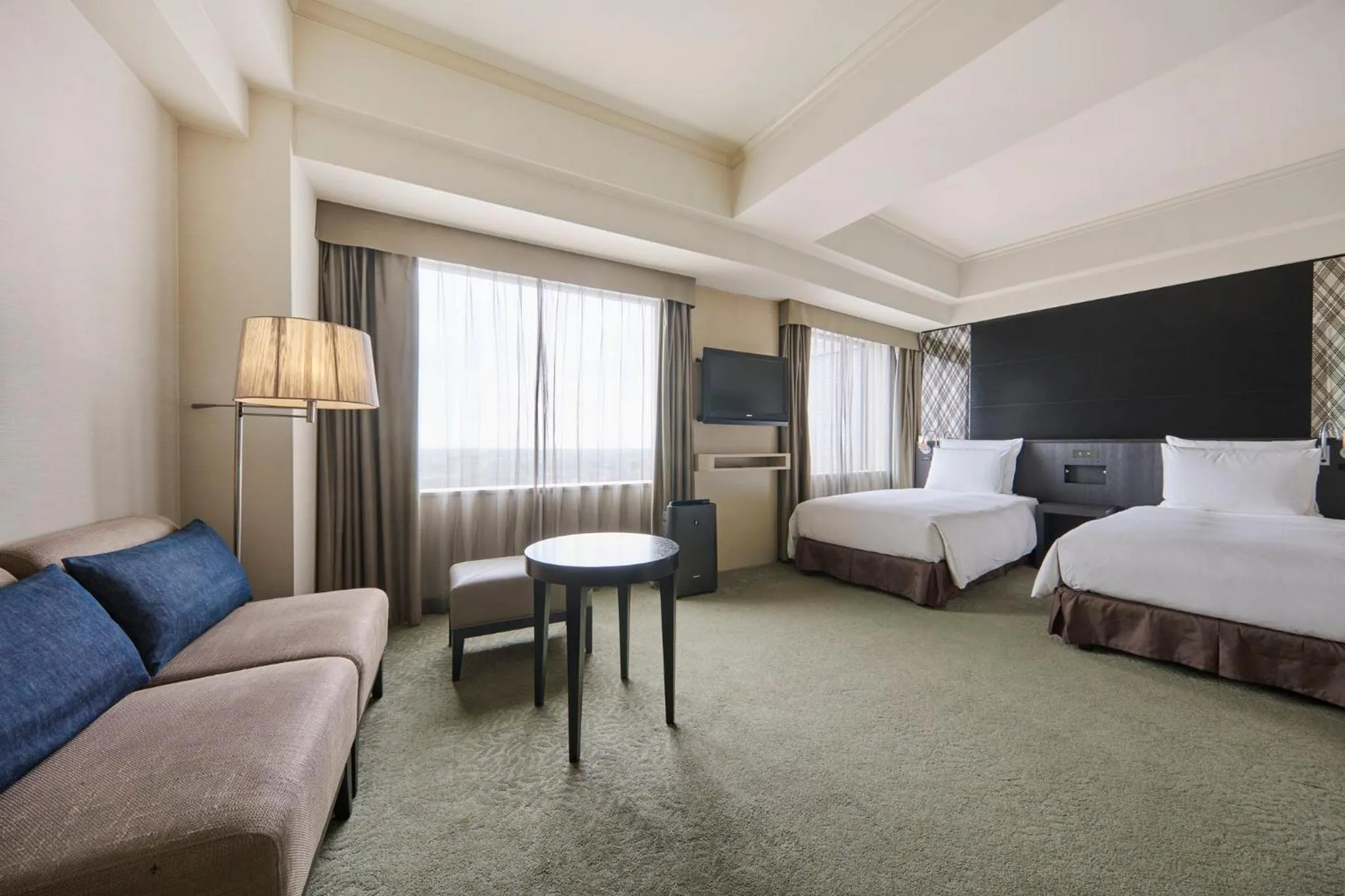 Photo of the whole room, Bed in ANA Crowne Plaza Kanazawa by IHG