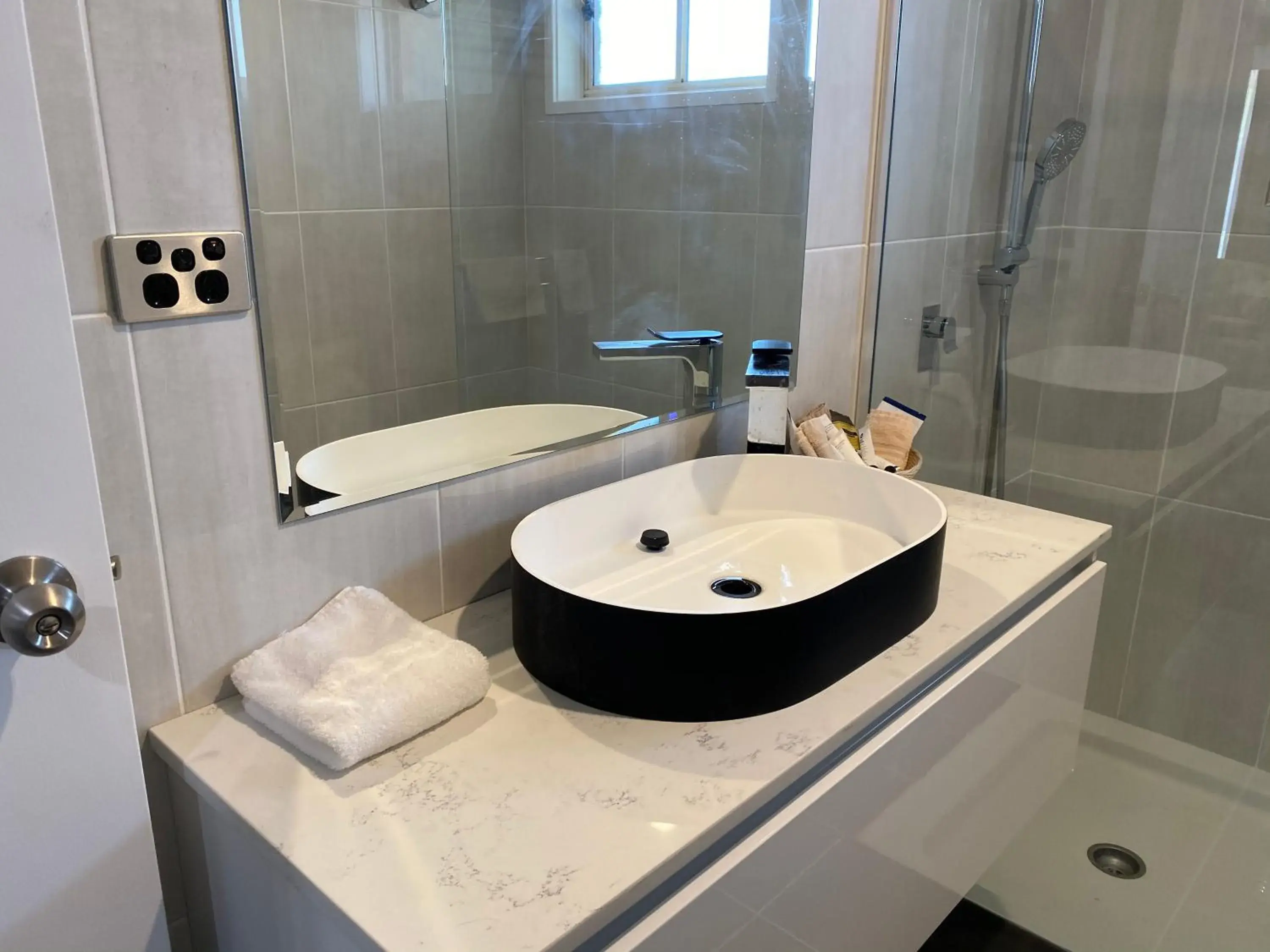 Bathroom in Best Western Plus All Settlers Motor Inn Bathroom in Best Western Plus All Settlers Motor Inn