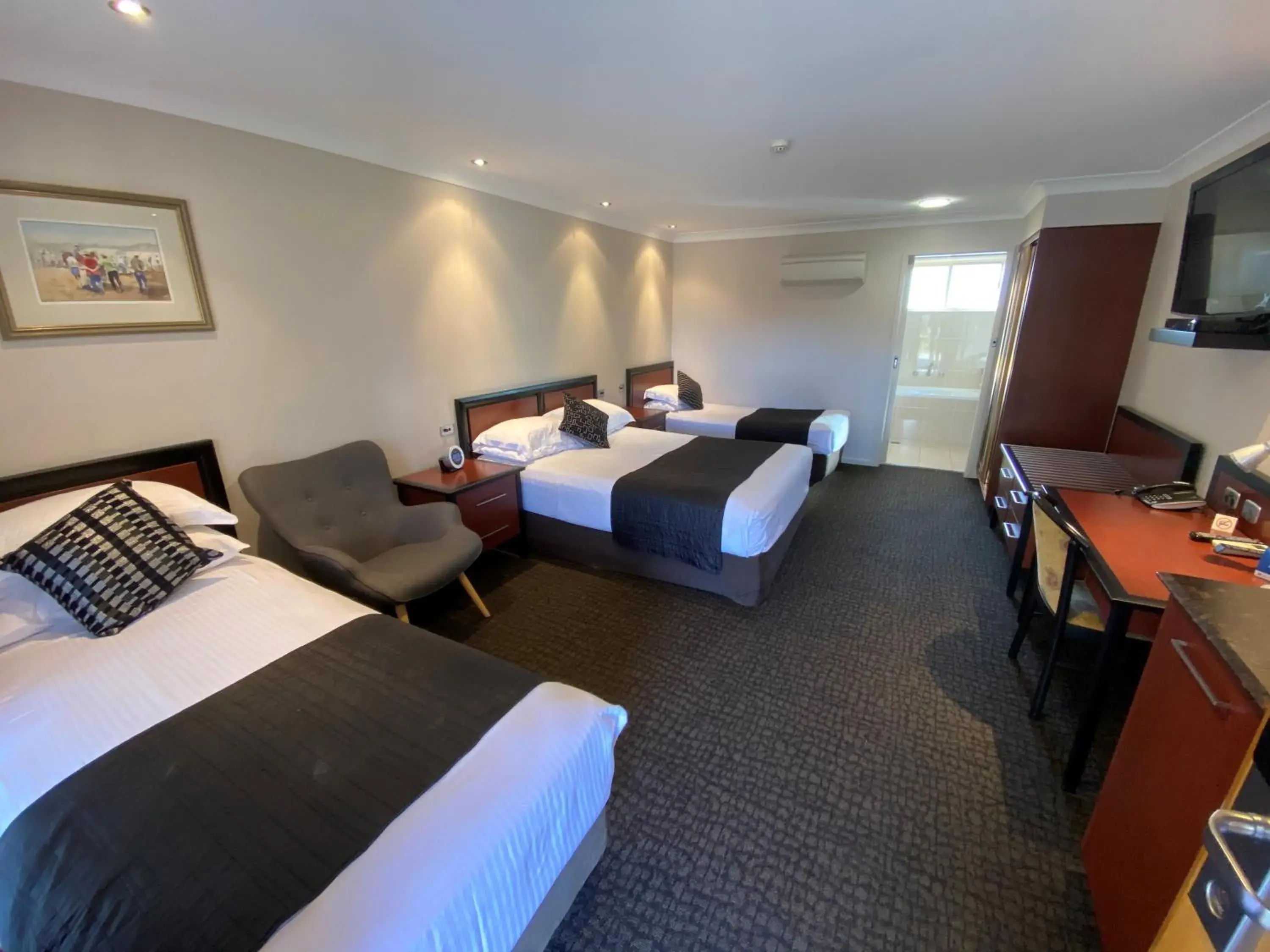 Photo of the whole room, Bed in Best Western Plus All Settlers Motor Inn Photo of the whole room, Bed in Best Western Plus All Settlers Motor Inn