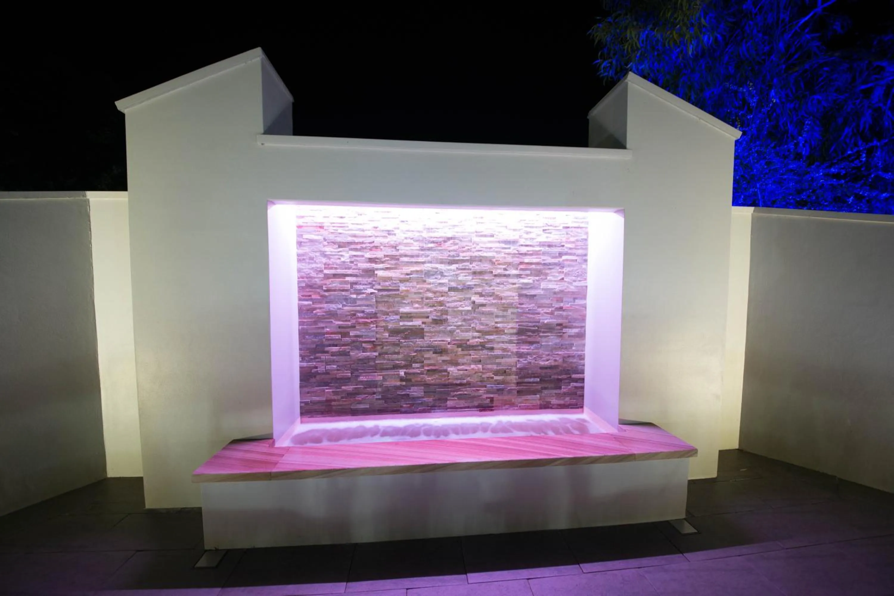 Pool view in Best Western Plus All Settlers Motor Inn