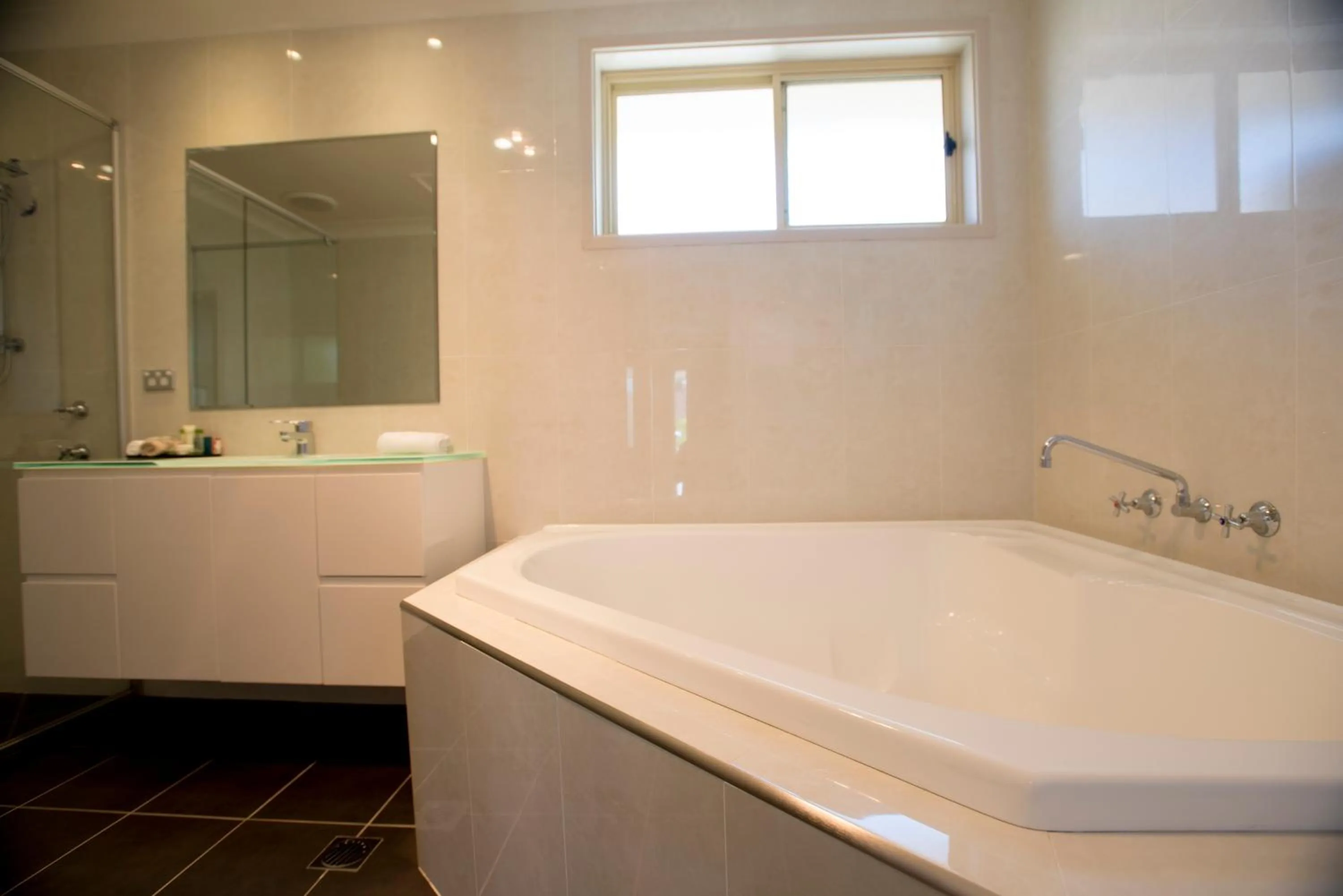 Hot Tub in Best Western Plus All Settlers Motor Inn