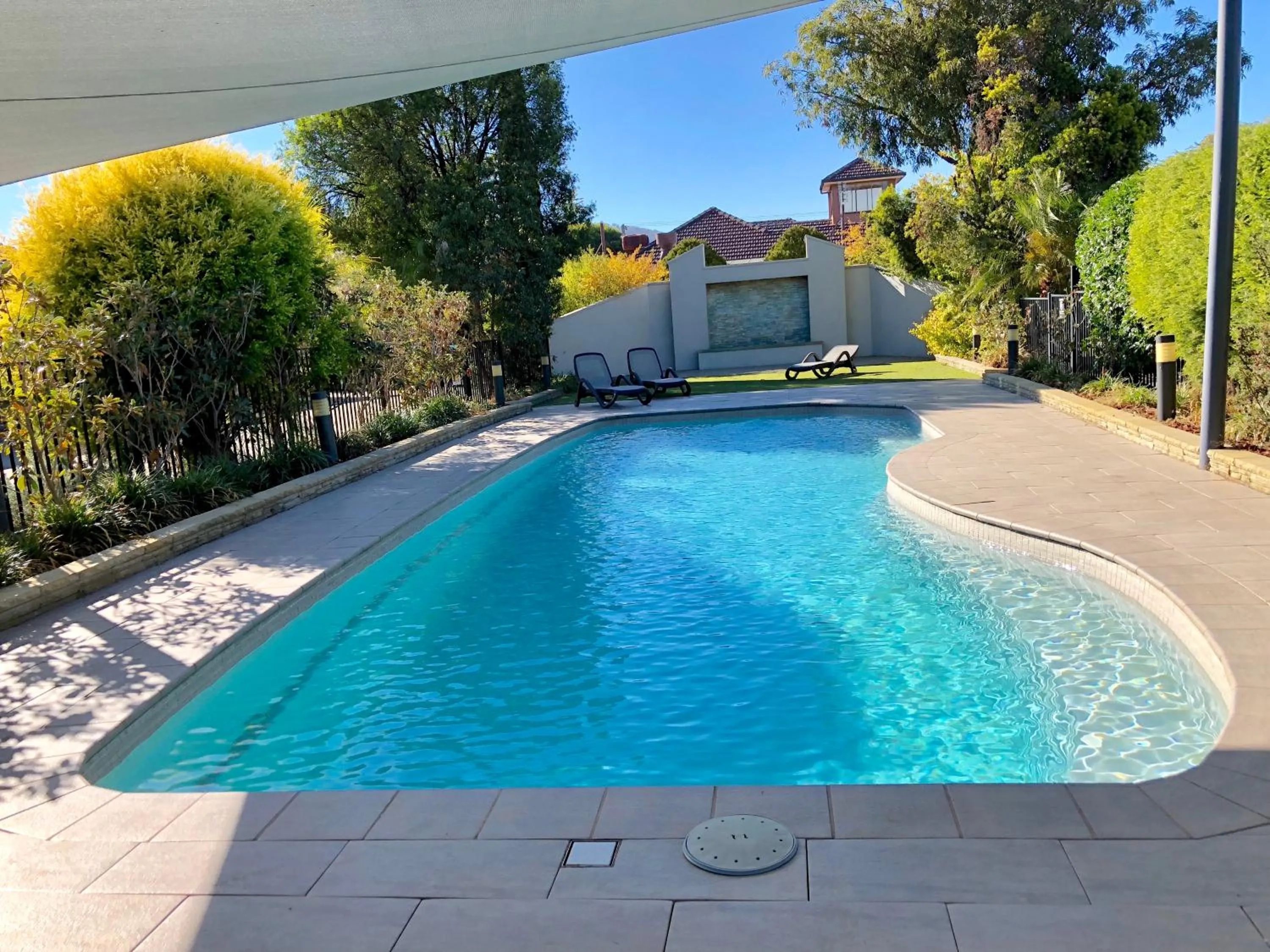 Swimming pool in Best Western Plus All Settlers Motor Inn