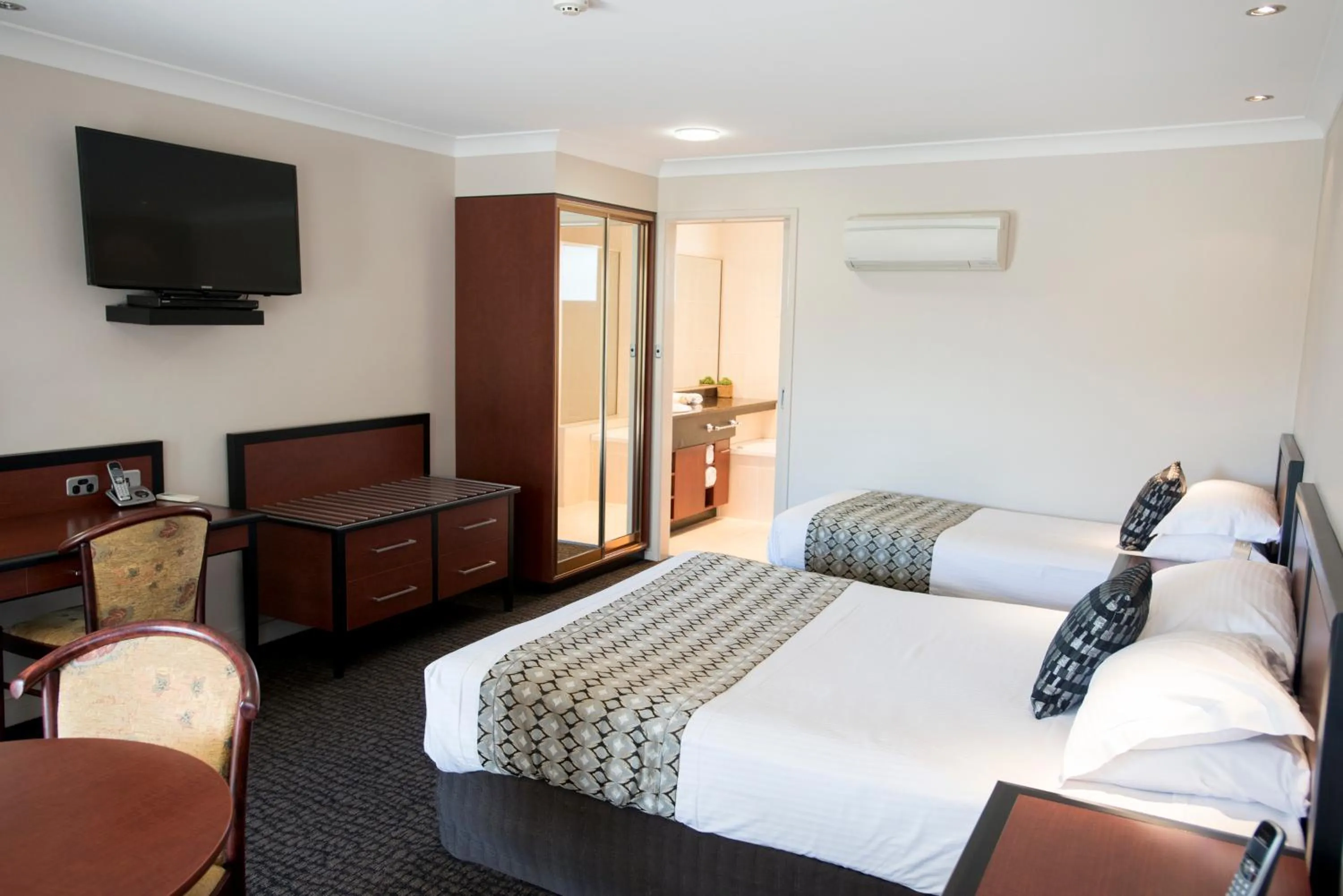 Bed in Best Western Plus All Settlers Motor Inn