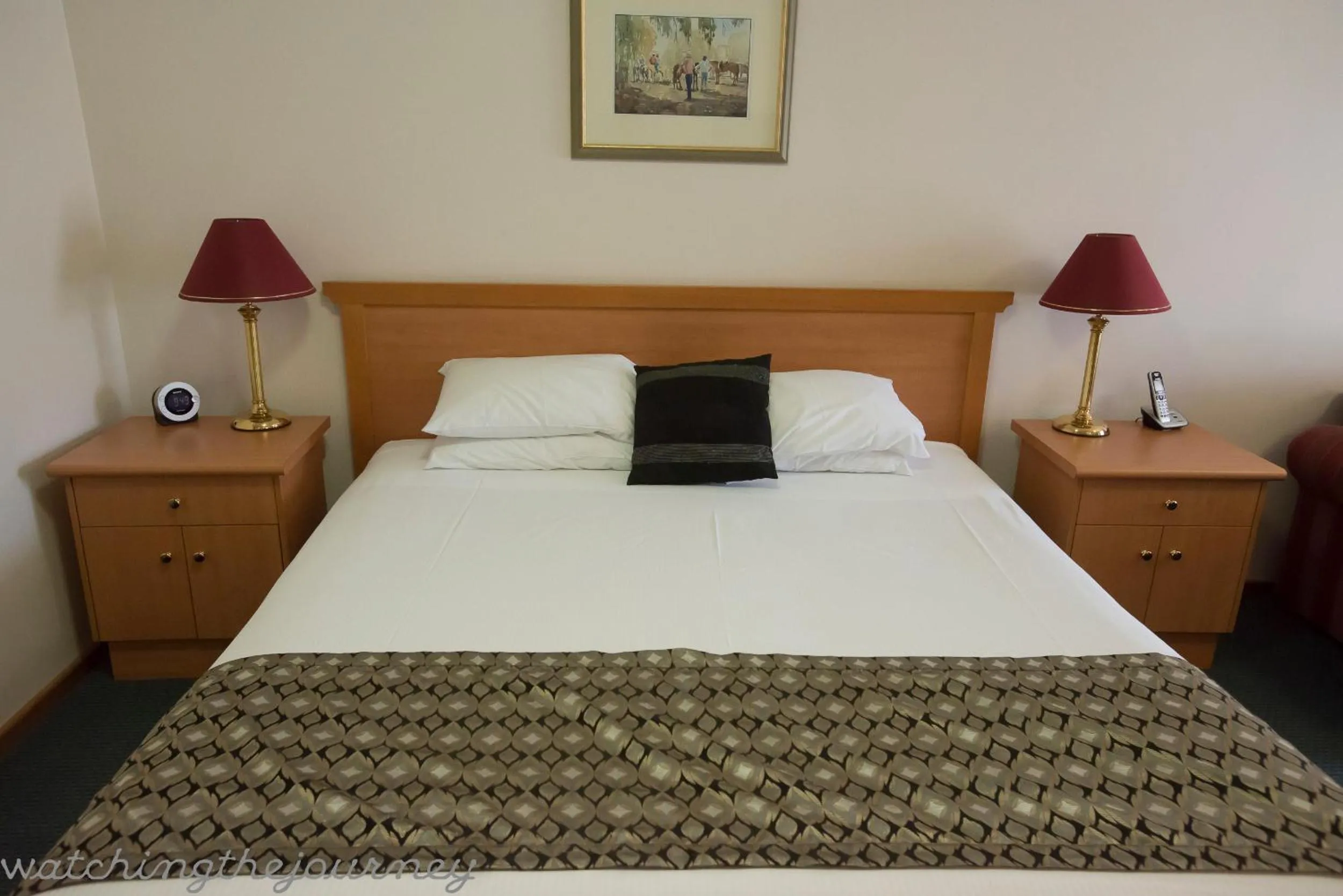 Bed in Best Western Plus All Settlers Motor Inn