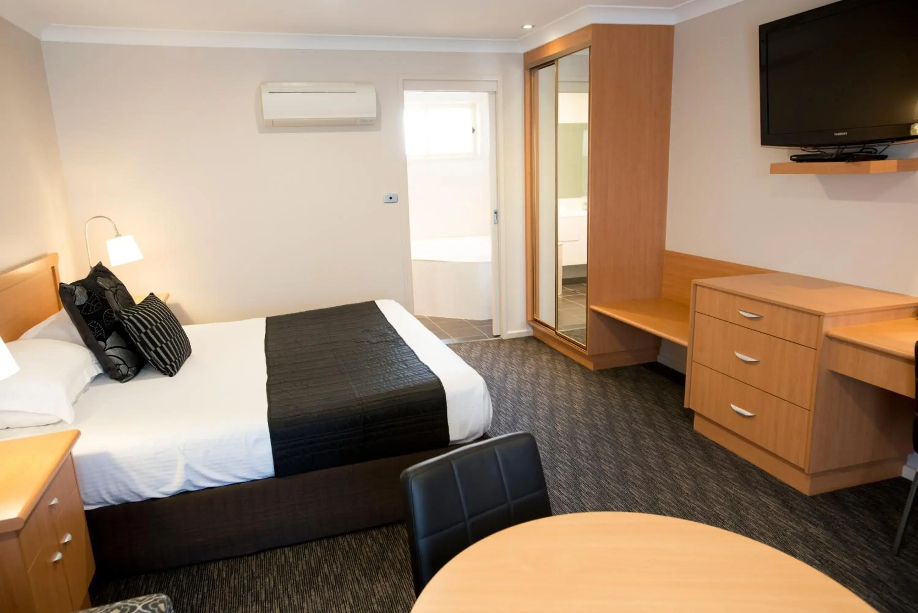 TV and multimedia, Bed in Best Western Plus All Settlers Motor Inn TV and multimedia, Bed in Best Western Plus All Settlers Motor Inn