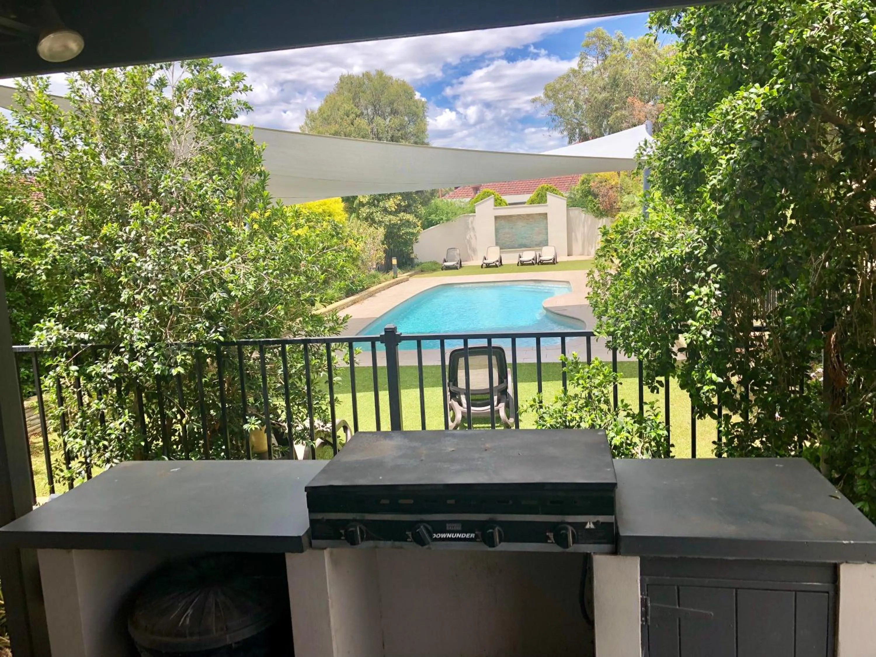 BBQ facilities in Best Western Plus All Settlers Motor Inn