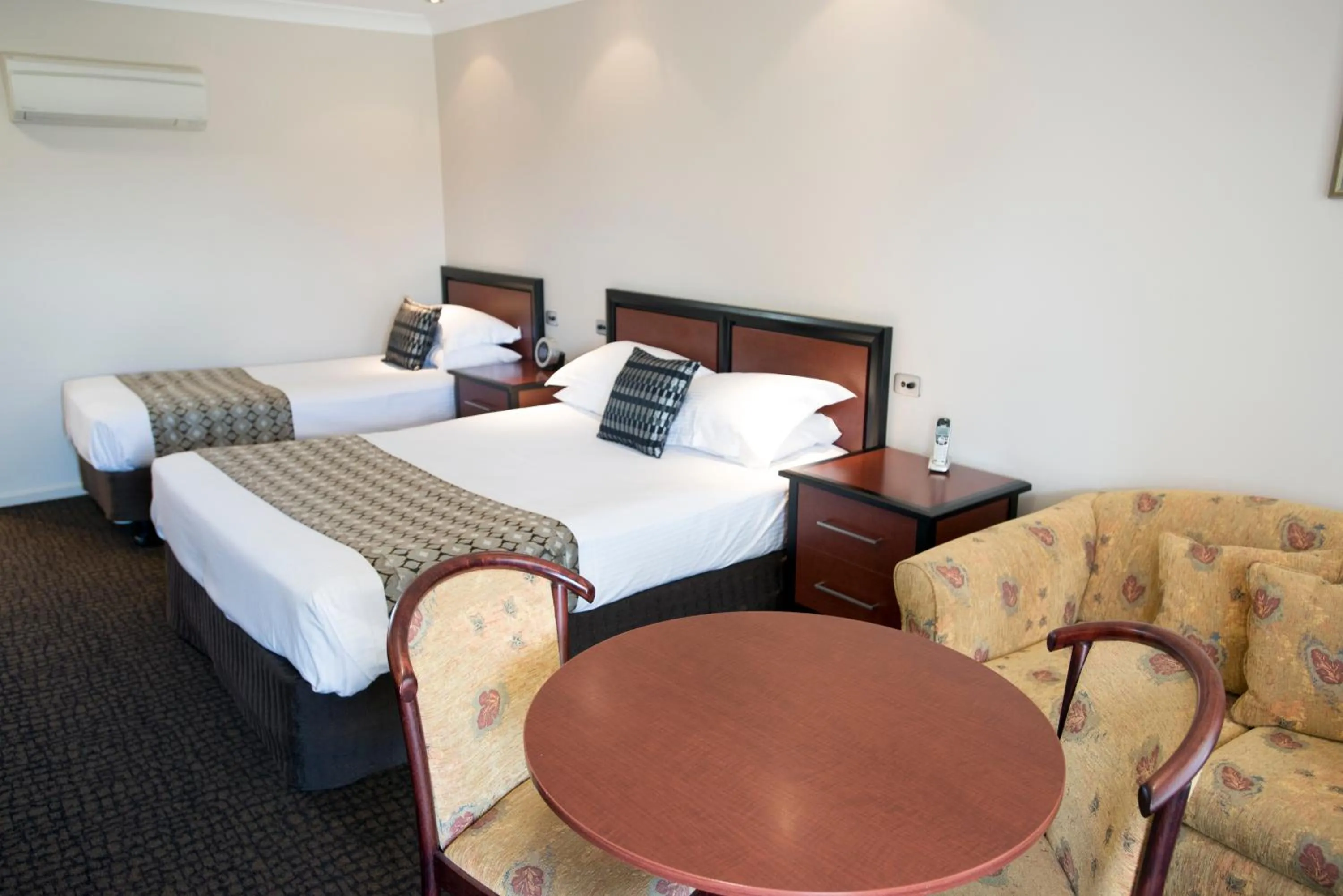 Bed in Best Western Plus All Settlers Motor Inn