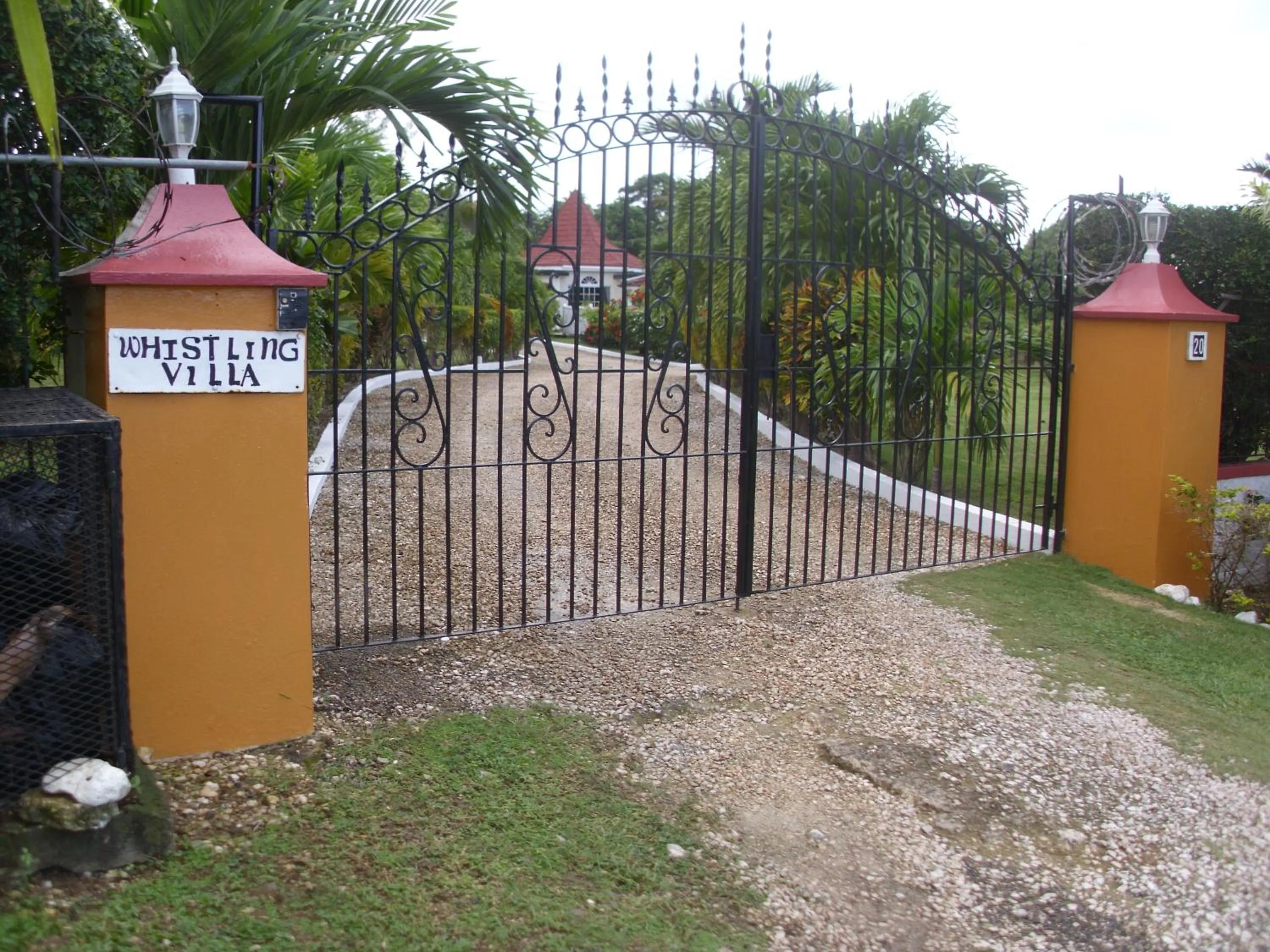 Facade/entrance in Whistling Villa Runaway Bay