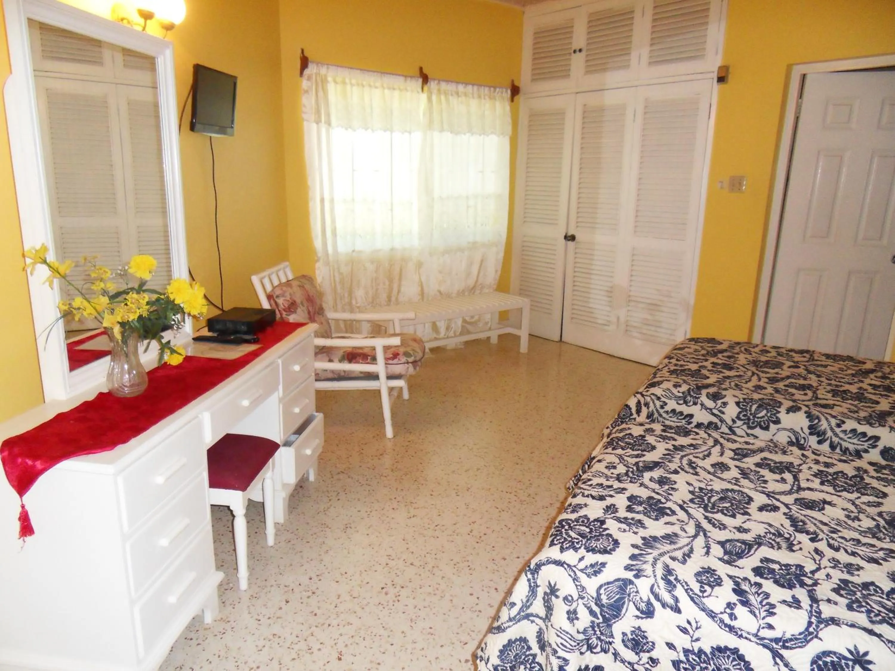 Bedroom, Bed in Whistling Villa Runaway Bay