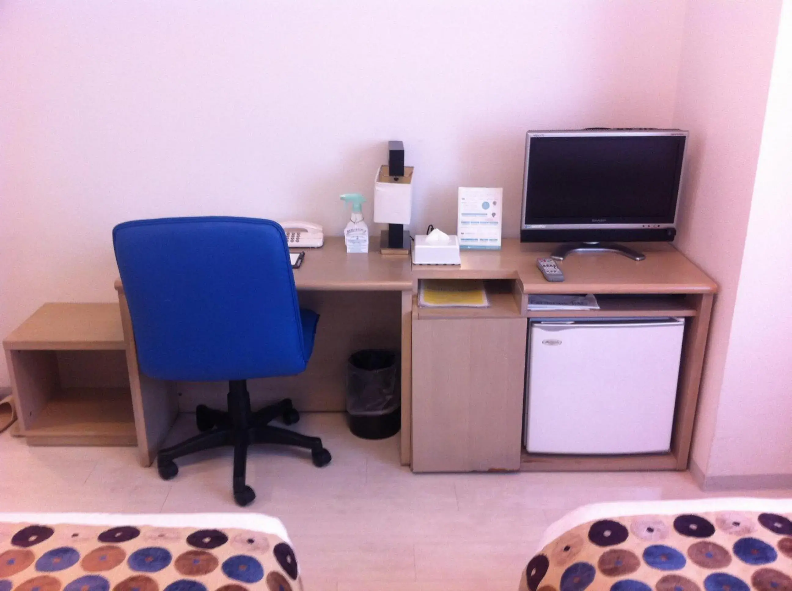 TV and multimedia, Bed in Smile Hotel Okinawa Naha (Tomari Port) TV and multimedia, Bed in Smile Hotel Okinawa Naha (Tomari Port)