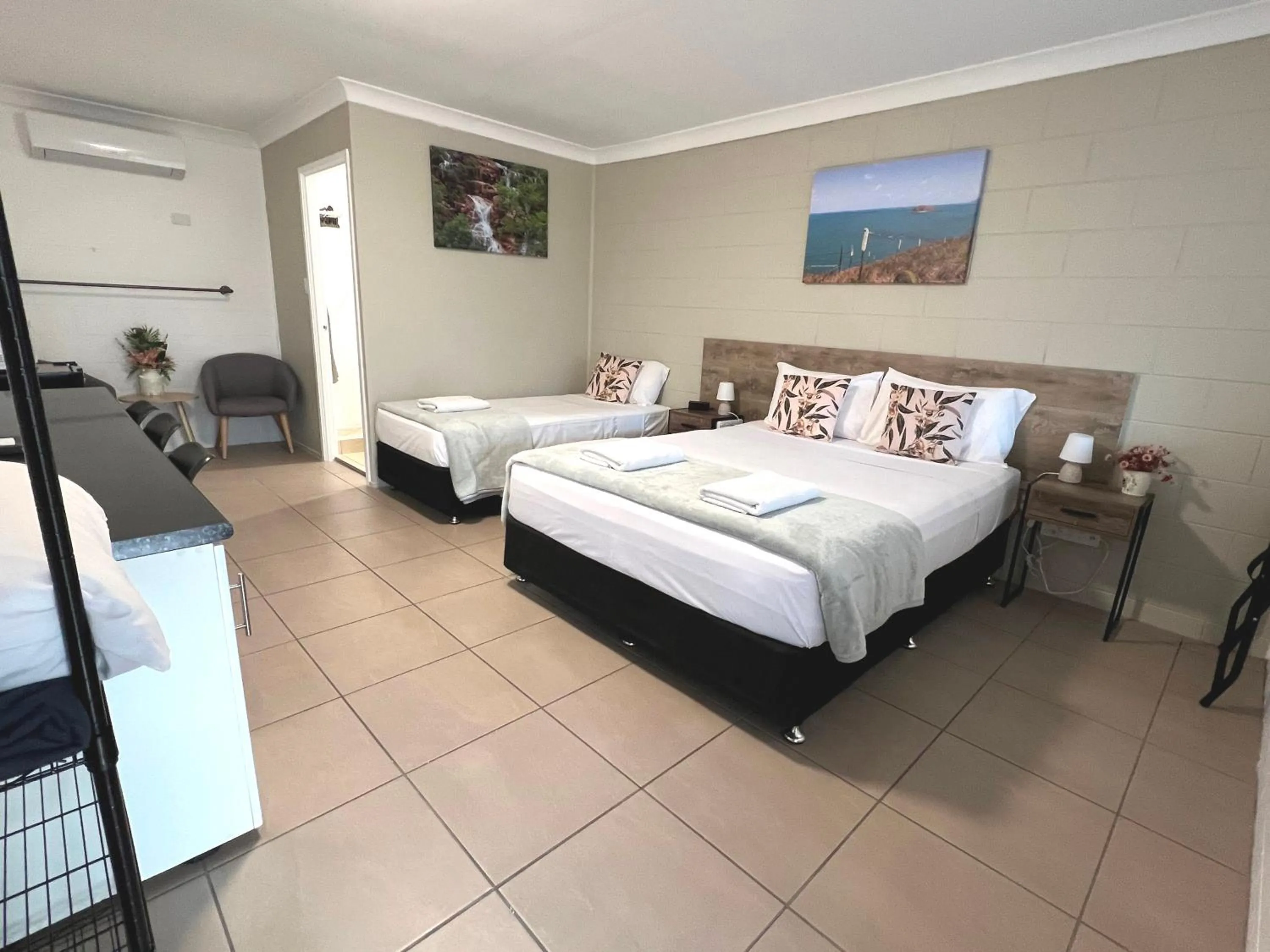 Photo of the whole room, Bed in Spanish Lace Motor Inn