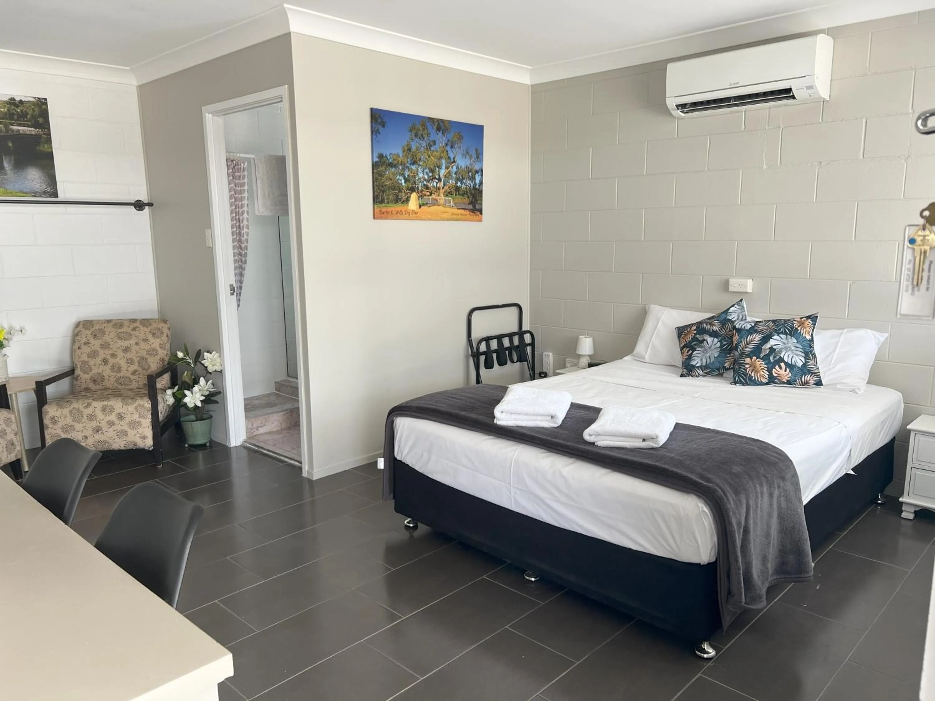 Shower, Bed in Spanish Lace Motor Inn