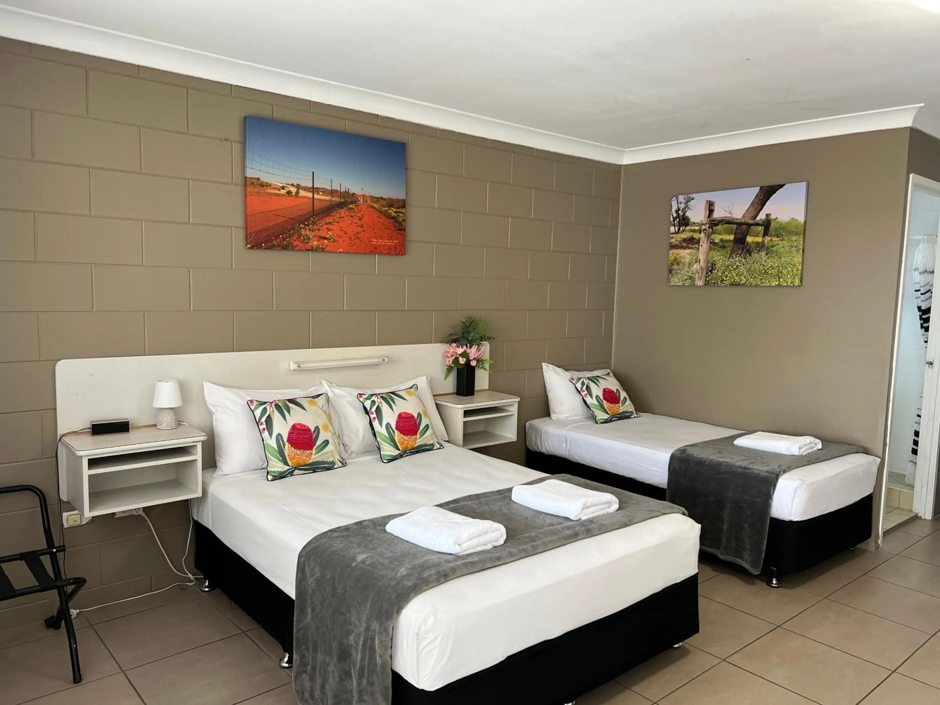 Bedroom, Bed in Spanish Lace Motor Inn