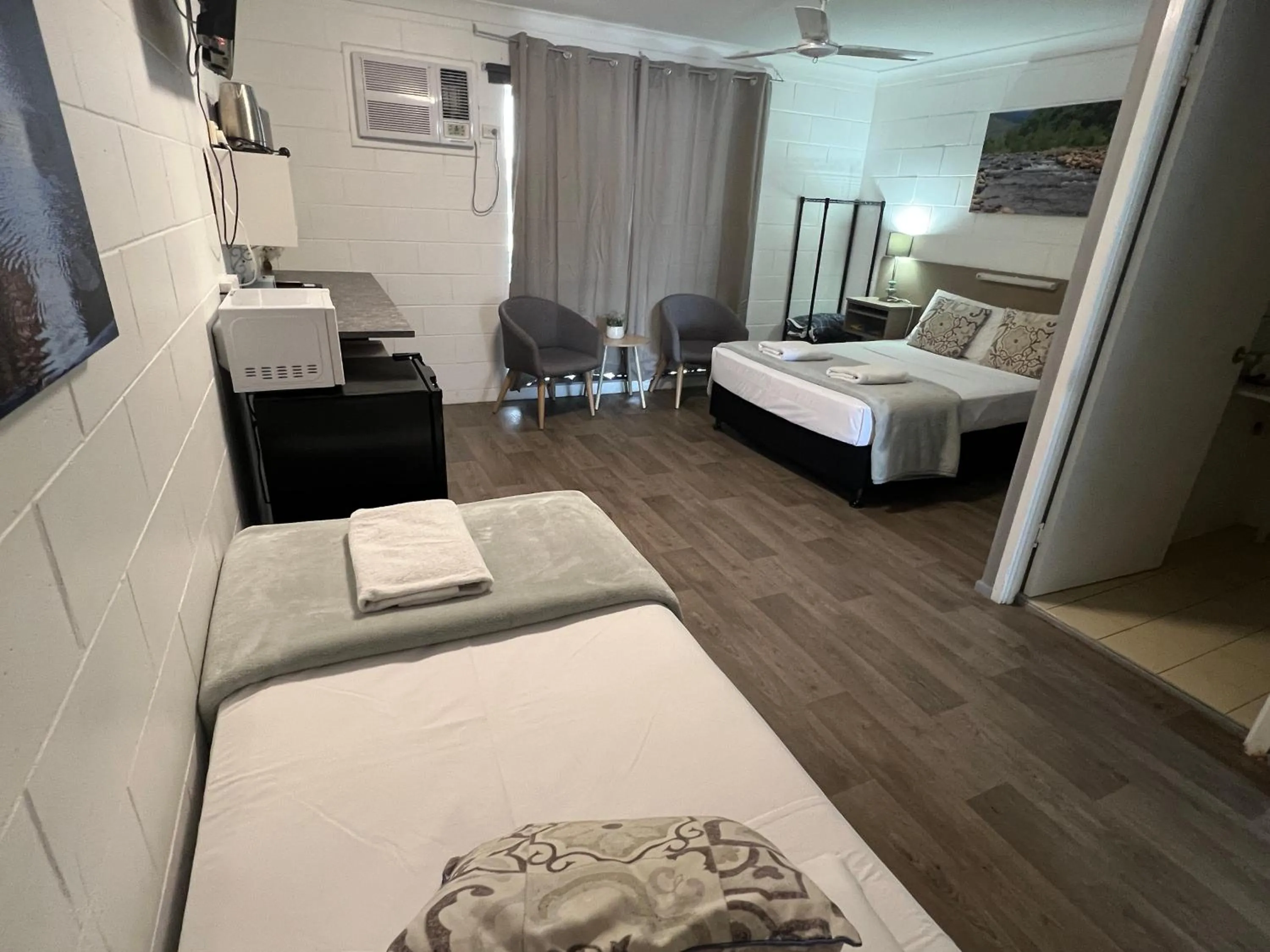 air conditioner, Bed in Spanish Lace Motor Inn