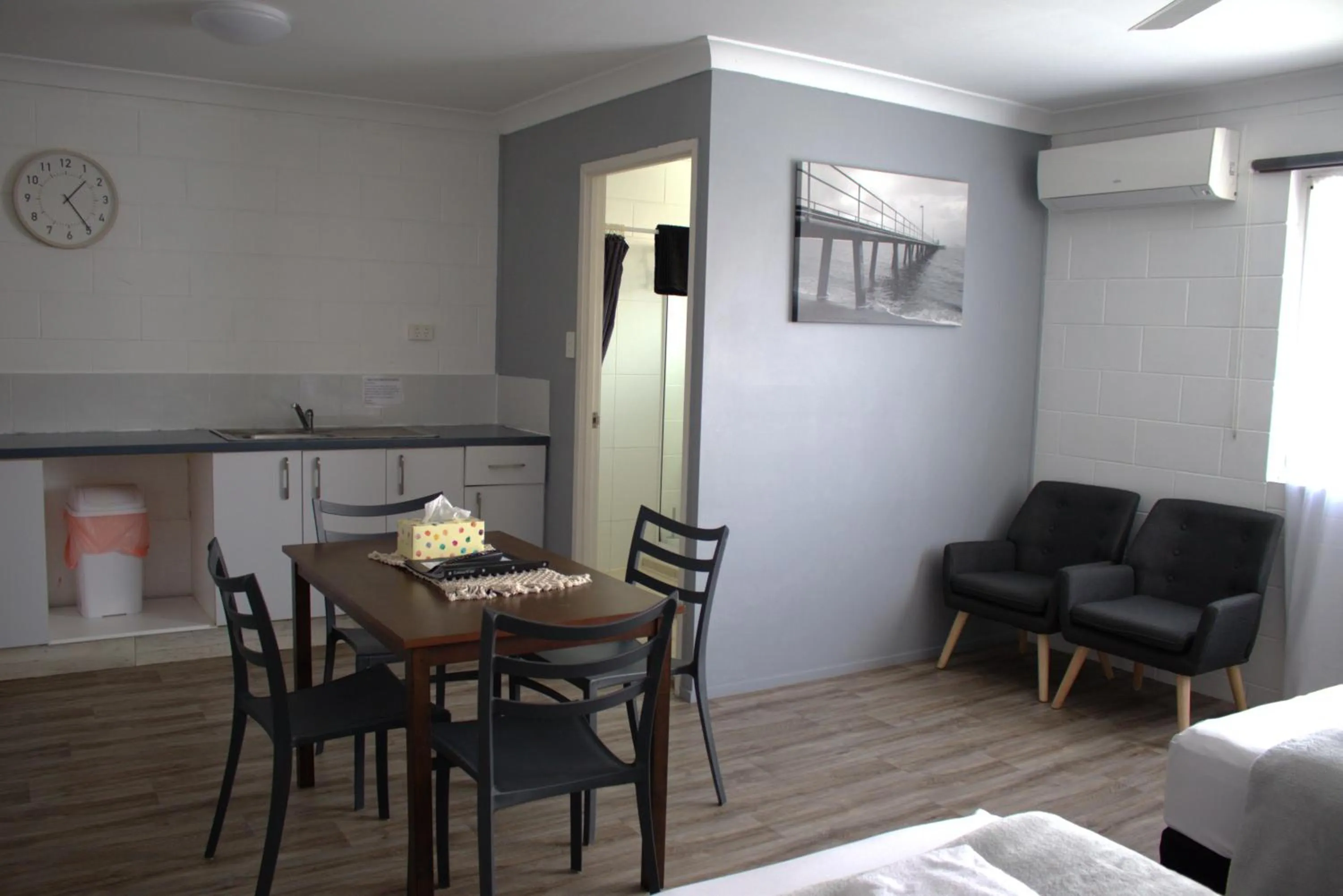 Dining area, Bed in Spanish Lace Motor Inn