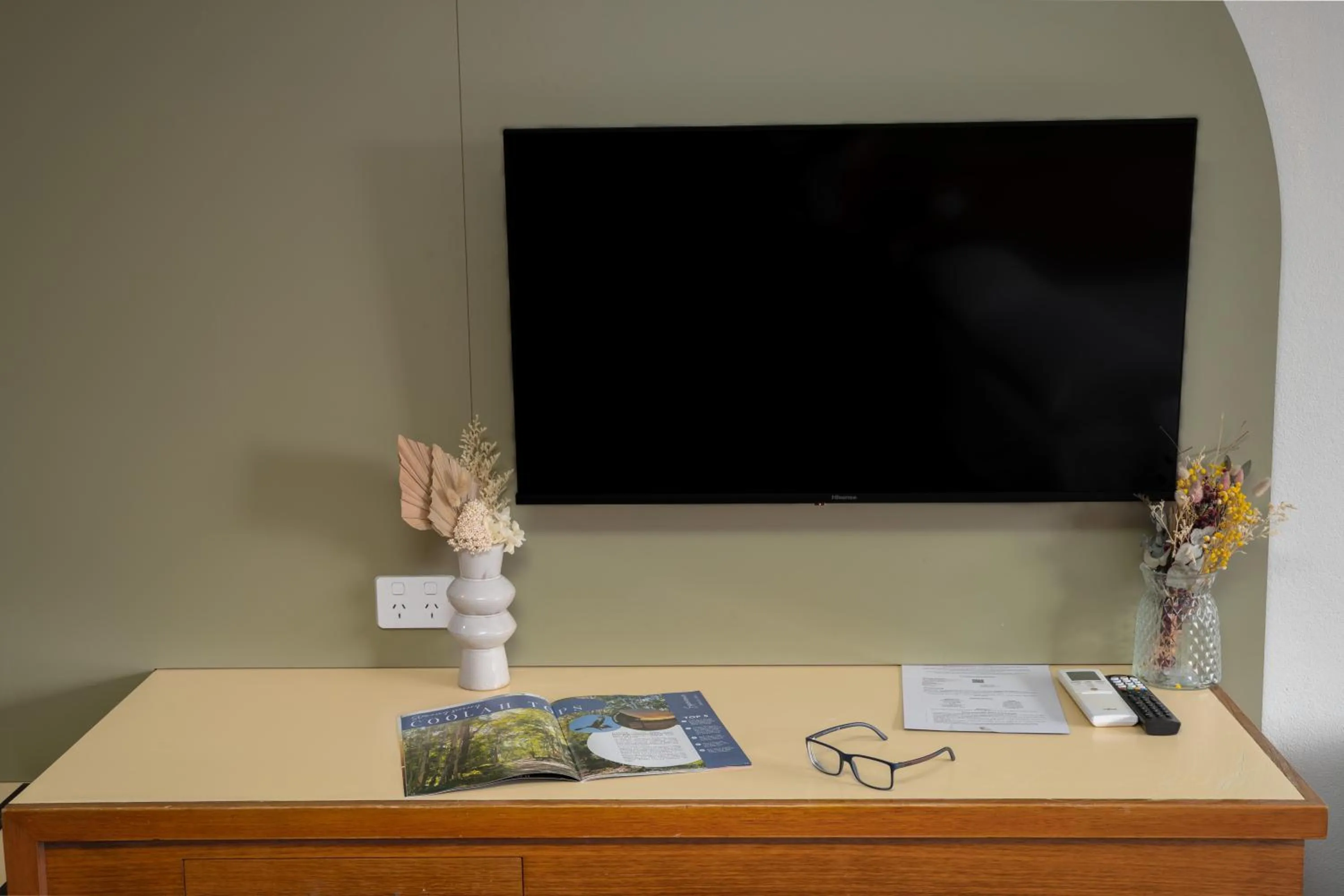 TV and multimedia in All Seasons Motel Armidale