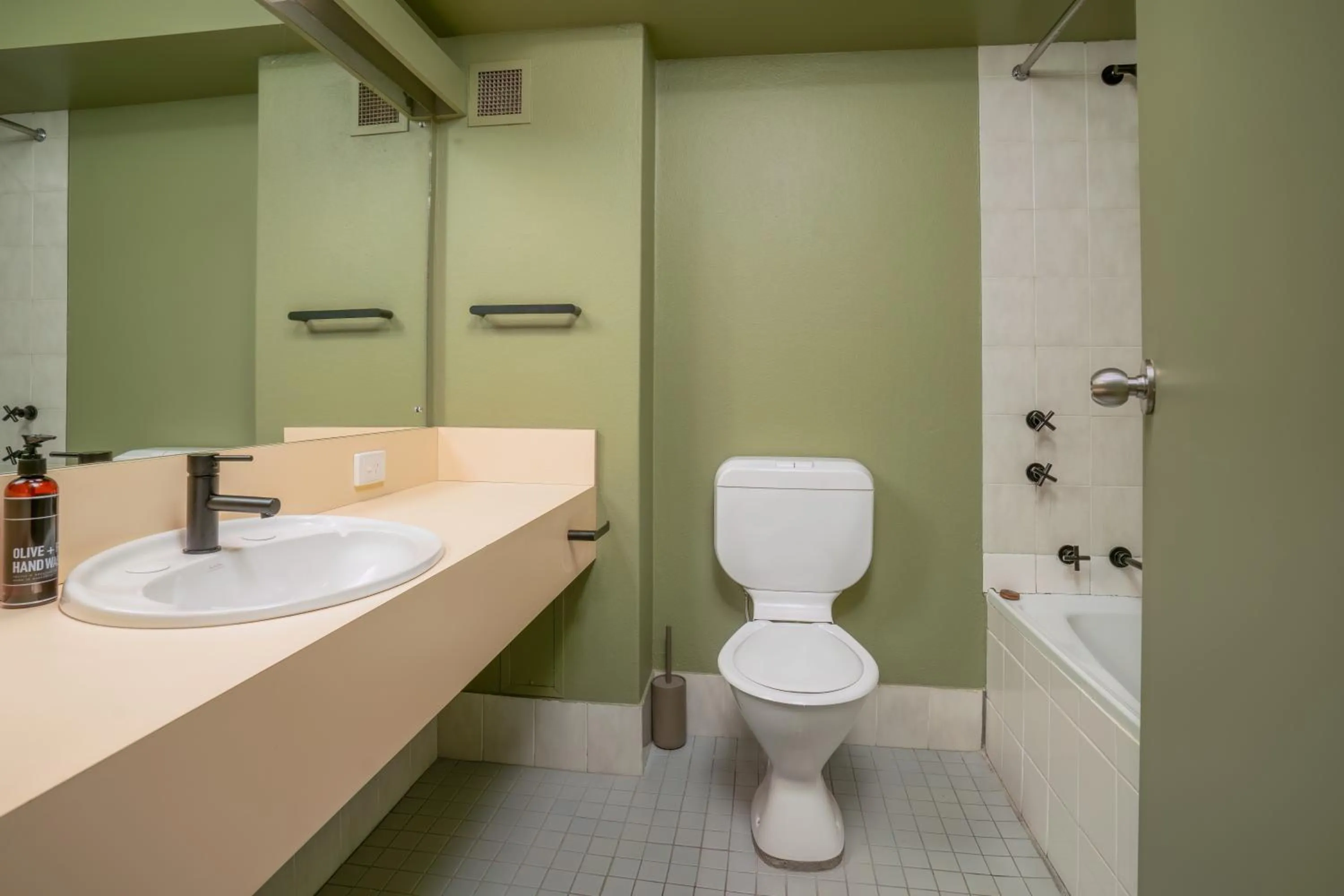 Shower in All Seasons Motel Armidale