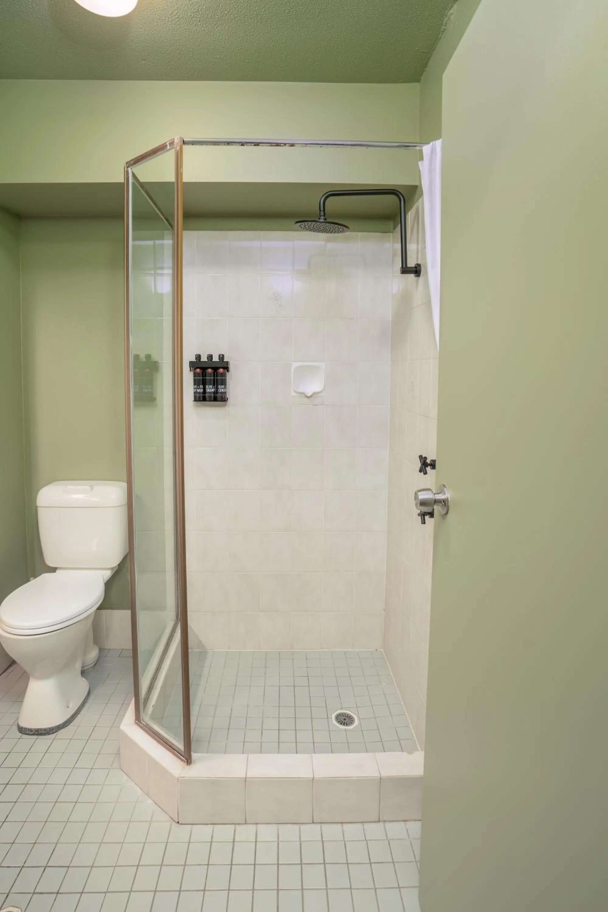 Shower in All Seasons Motel Armidale