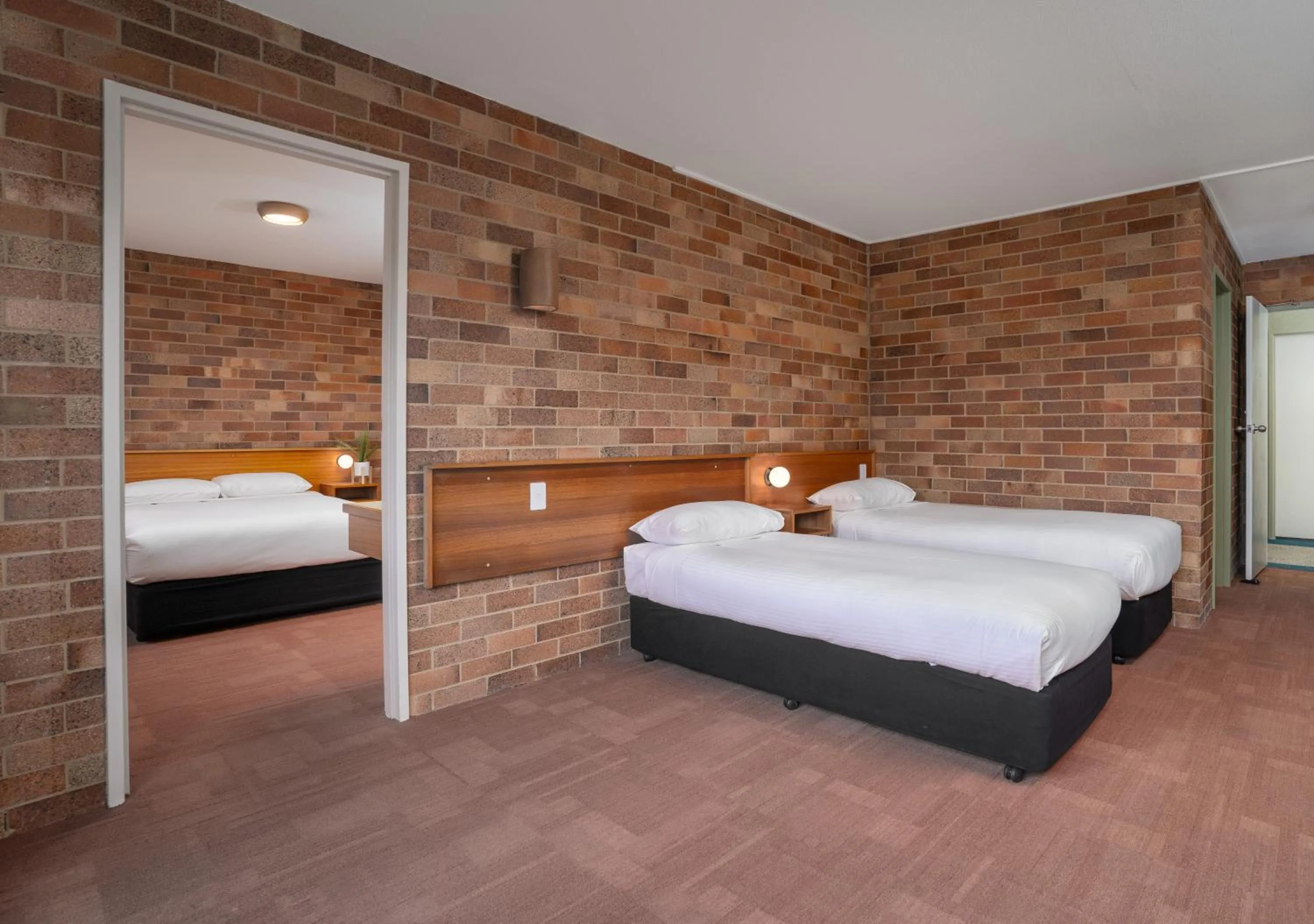 Bed in All Seasons Motel Armidale