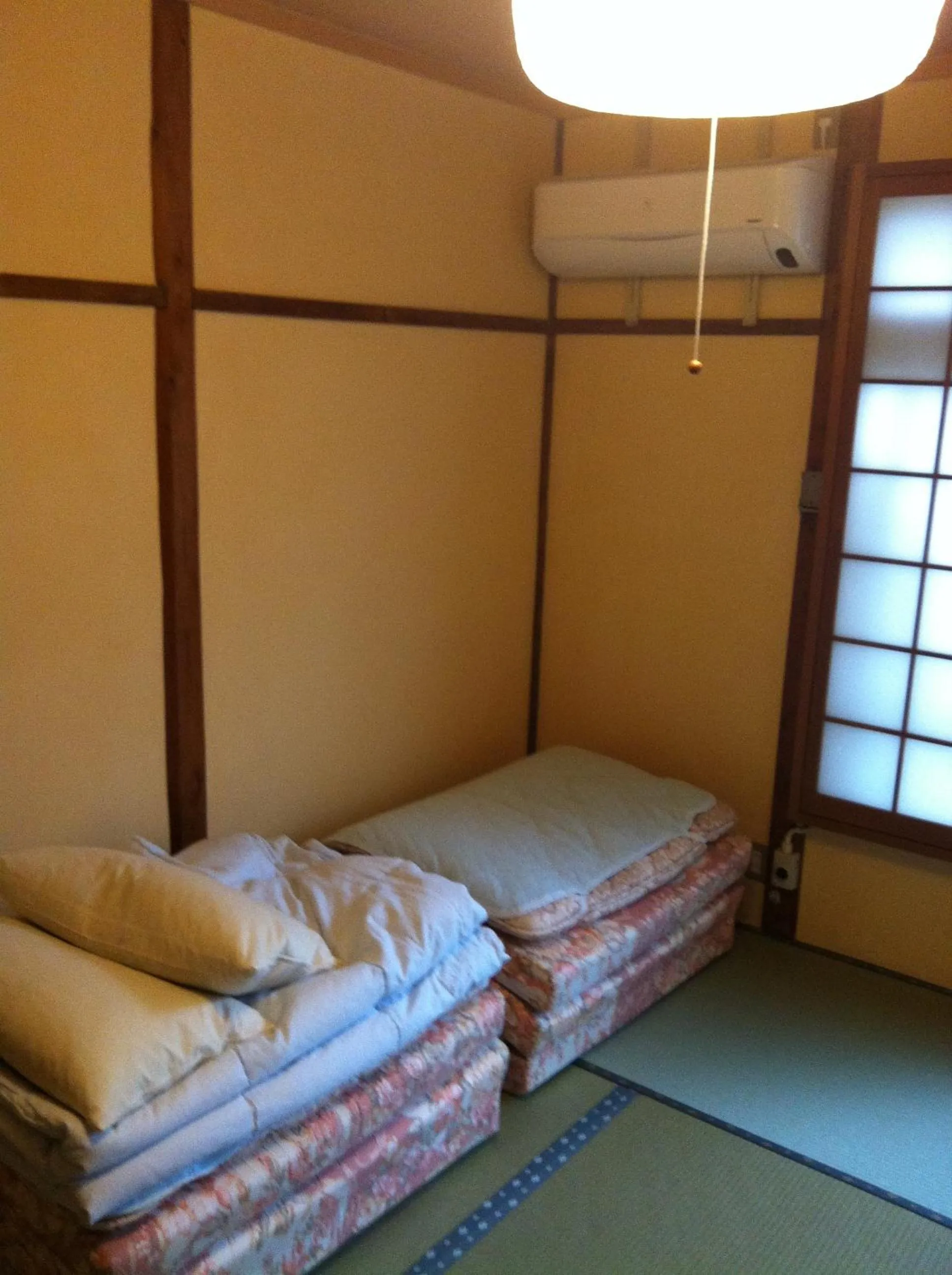 Decorative detail, Bed in Rakucho Ryokan