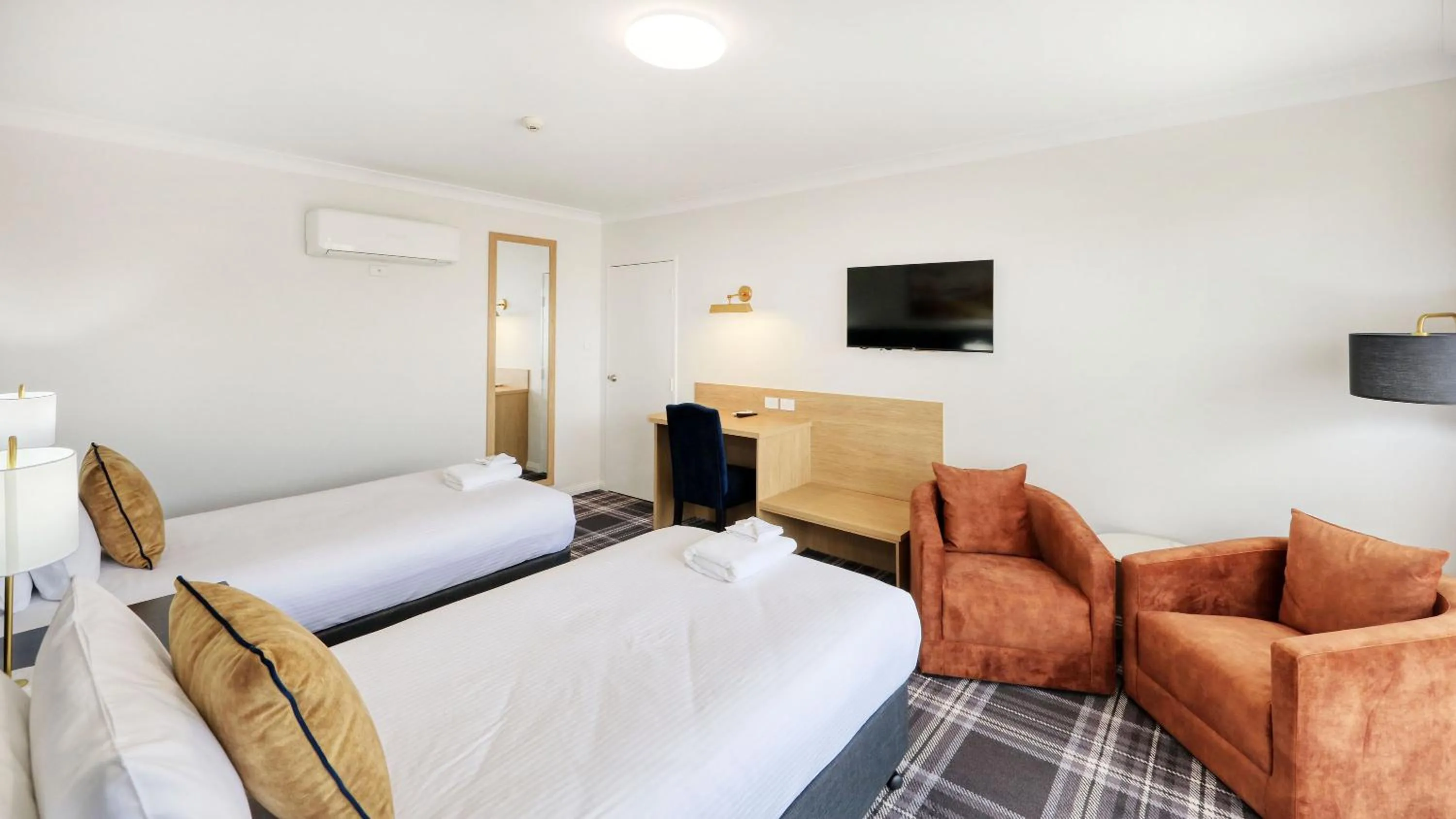 Seating area, Bed in Dubbo RSL Club Motel