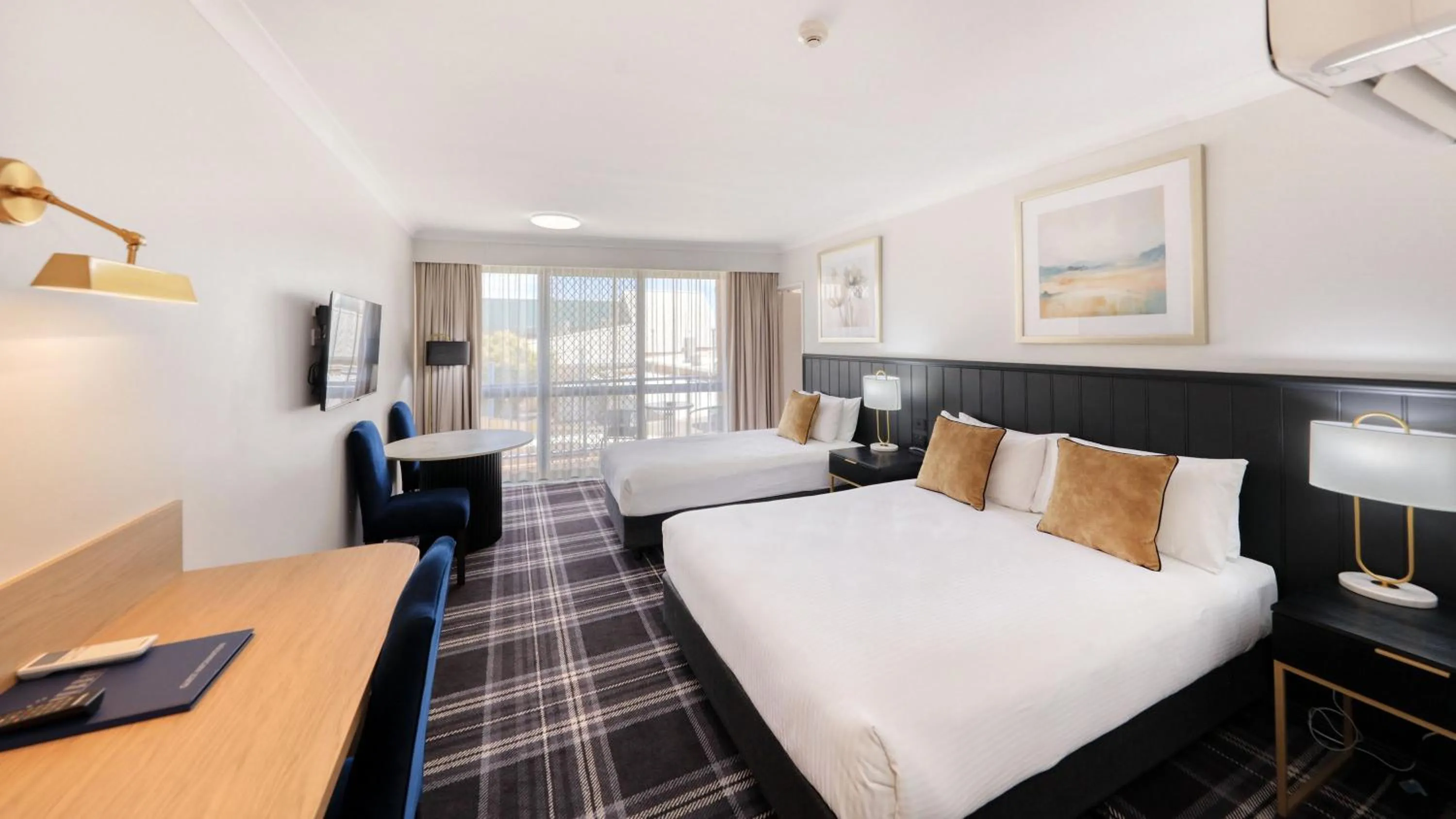 Dining area, Bed in Dubbo RSL Club Motel