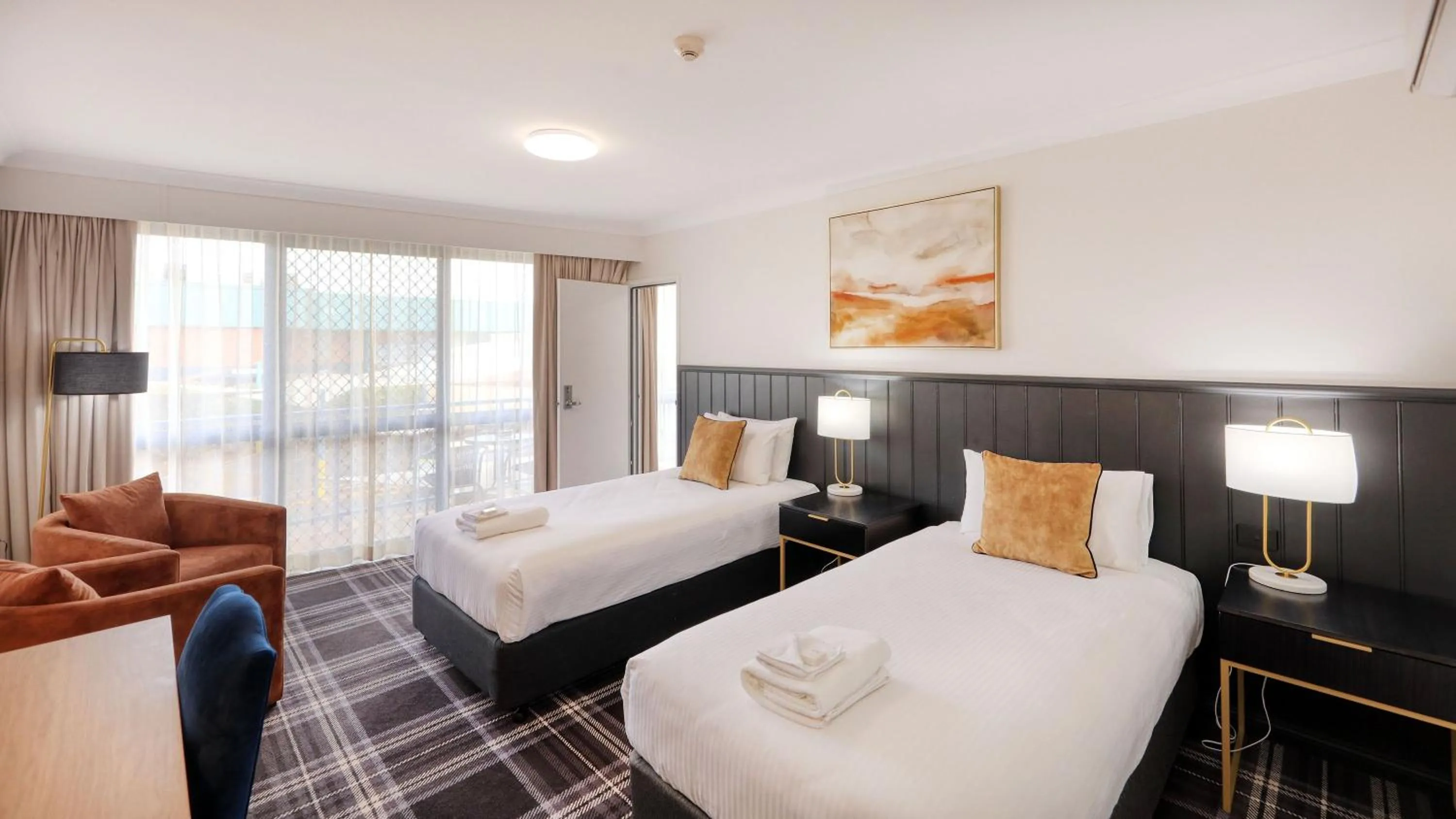 towels, Bed in Dubbo RSL Club Motel